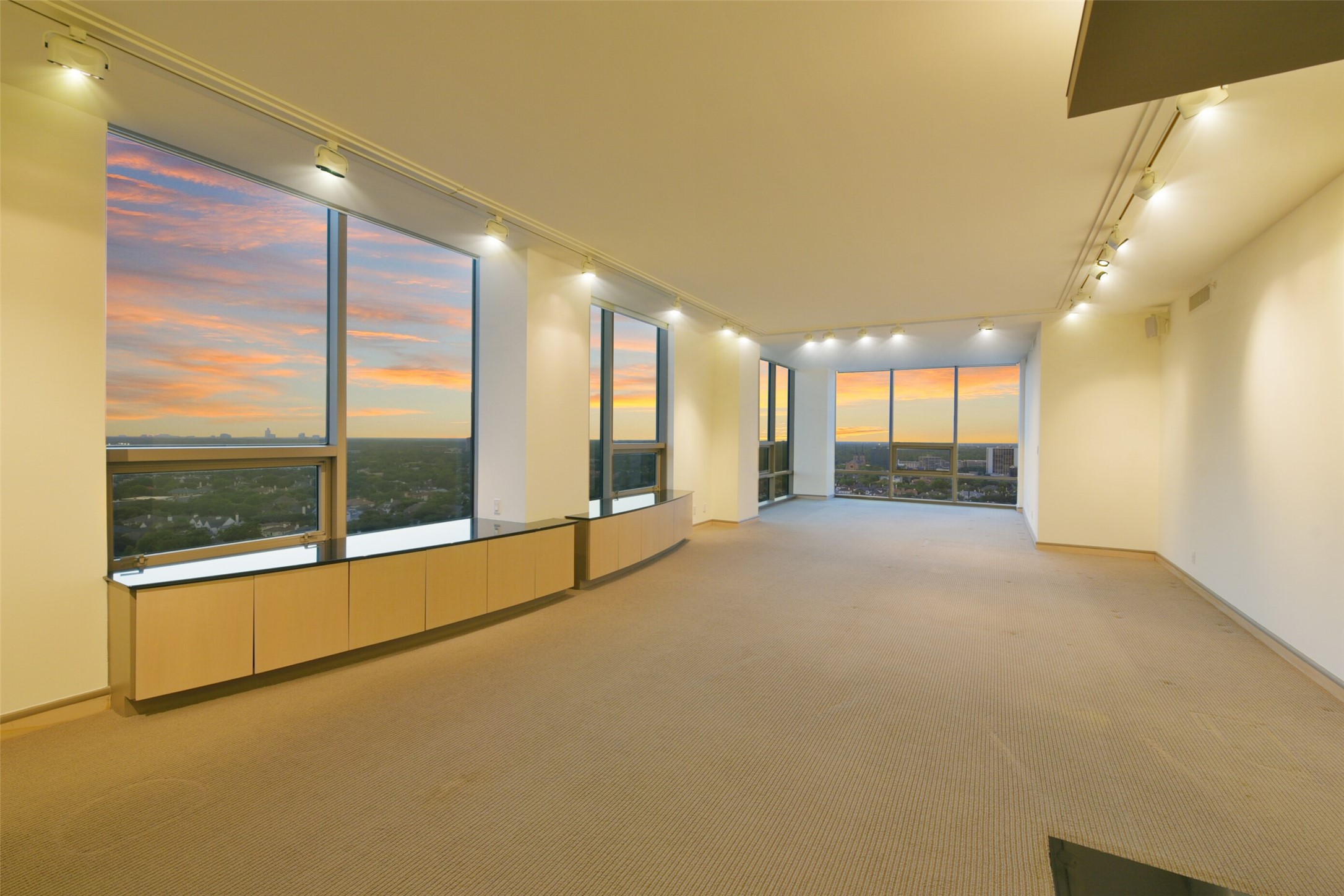 Step into the expansive living room, where panoramic views of Tanglewood unfold before your eyes. As the day wanes, indulge in the sheer magnificence of breathtaking sunset vistas, turning every evening into a luxurious experience.