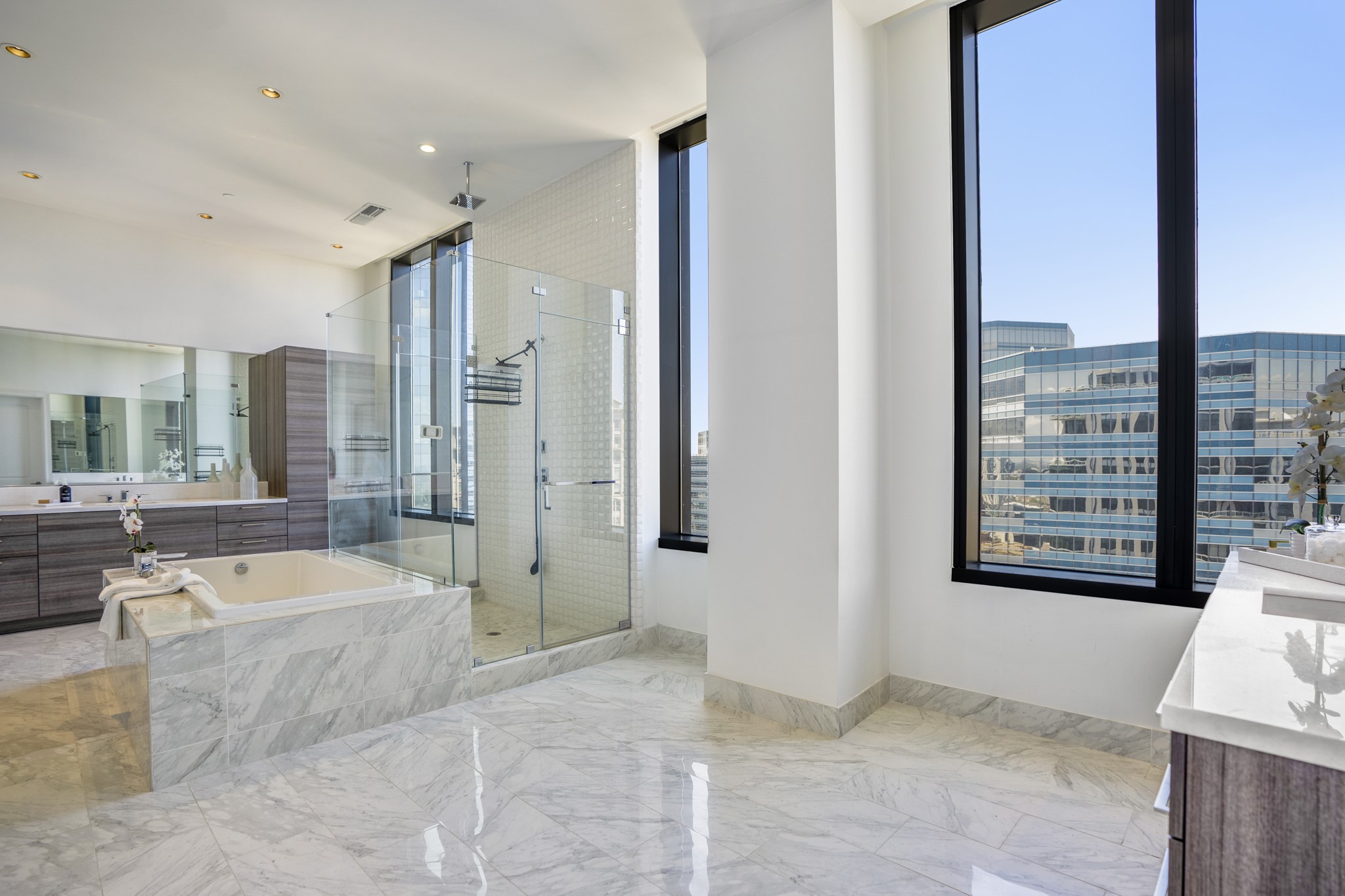 The spacious primary bathroom
has large windows with plenty
of natural lighting!