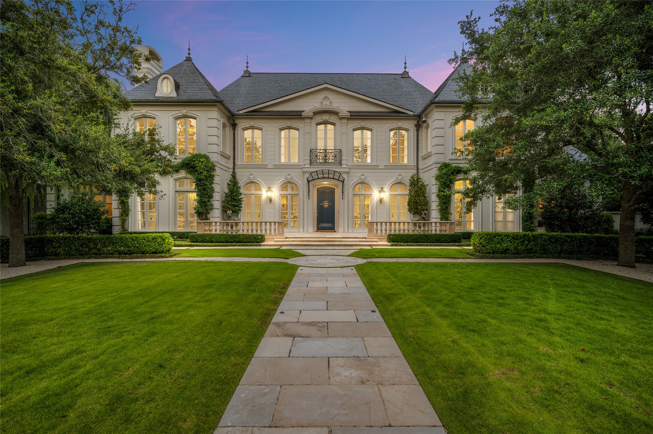 Nothing short of an absolute masterpiece can be found at this alluring River Oaks estate which backs to the highly esteemed River Oaks Country Club Golf Course.