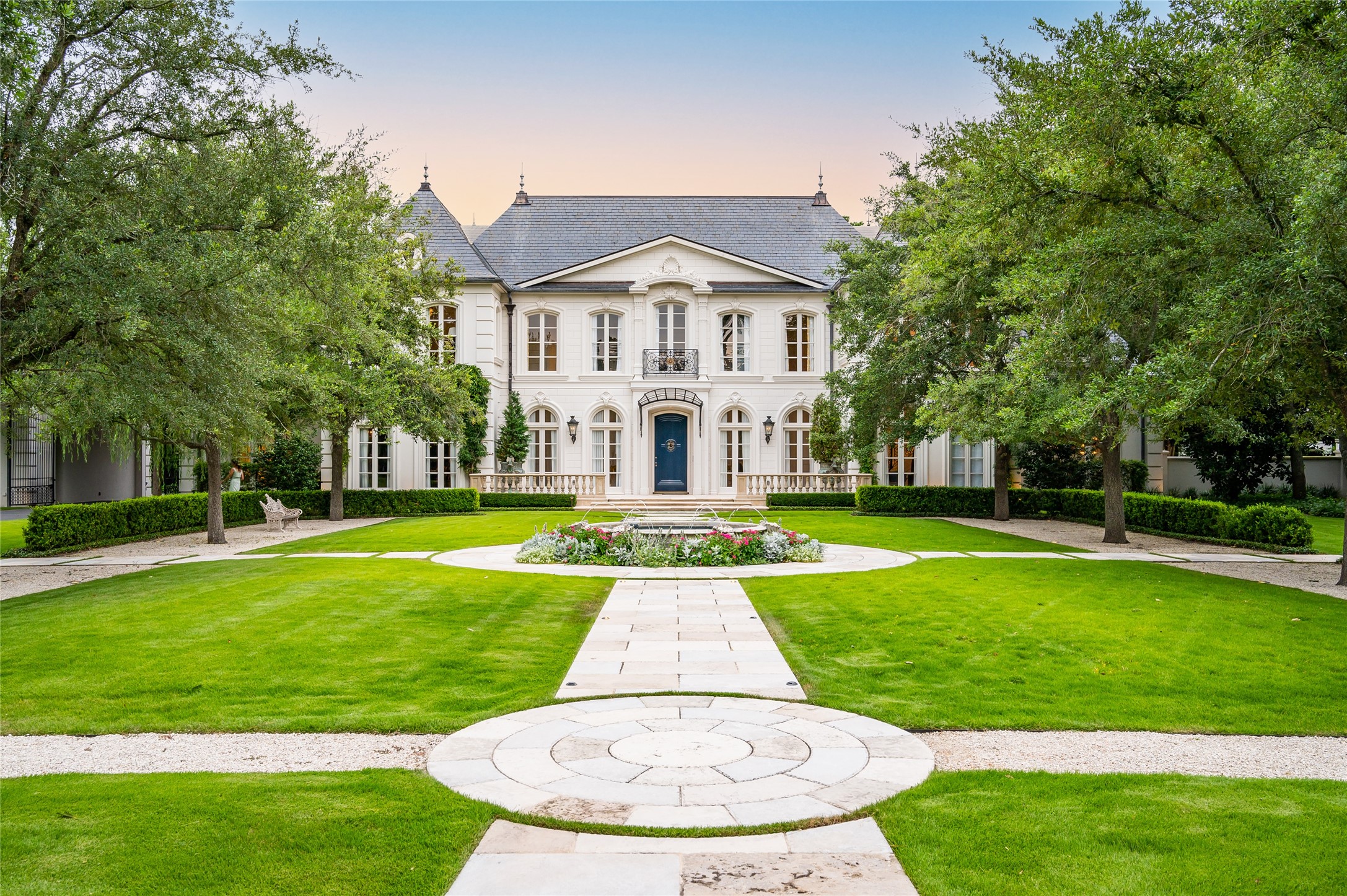 Reminscent of a Parisian garden, this perfectly manicured lawn is absolutely breathtaking.