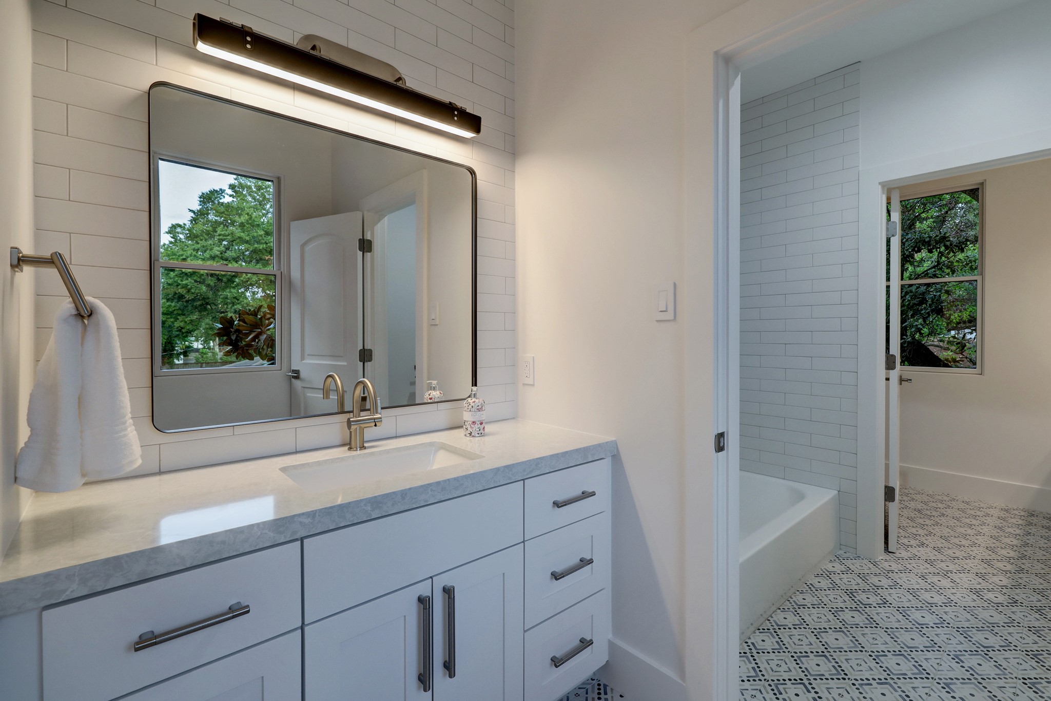 Hollywood / conjoining bath with separate vanity areas and a tub'/shower combination.