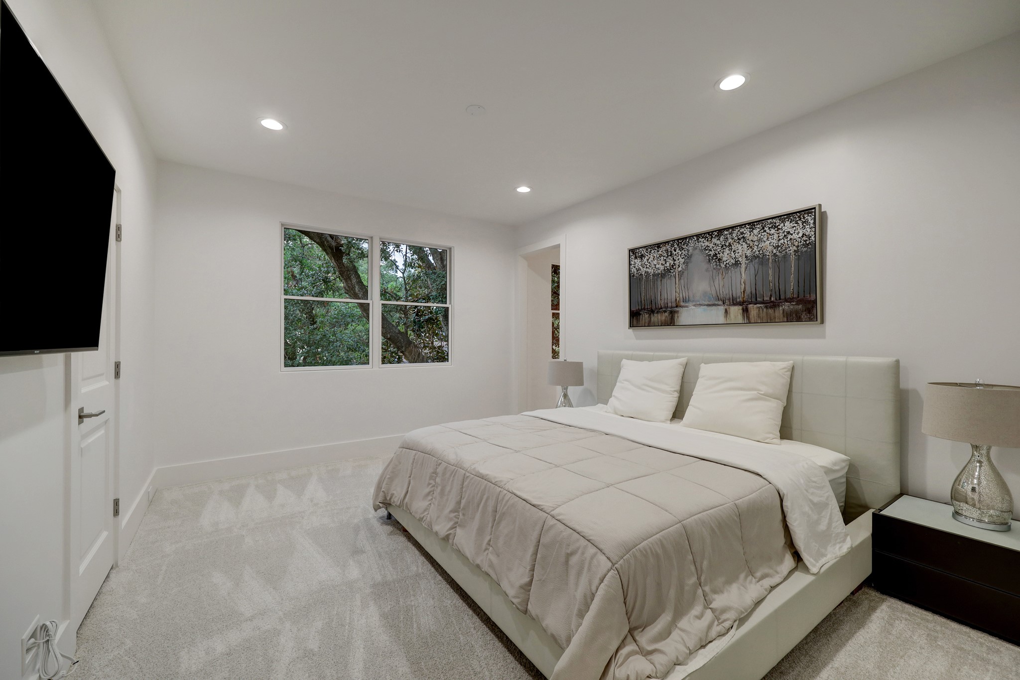 Another secondary bedroom that connects to the conjoining / Hollywood ensuite bathroom.