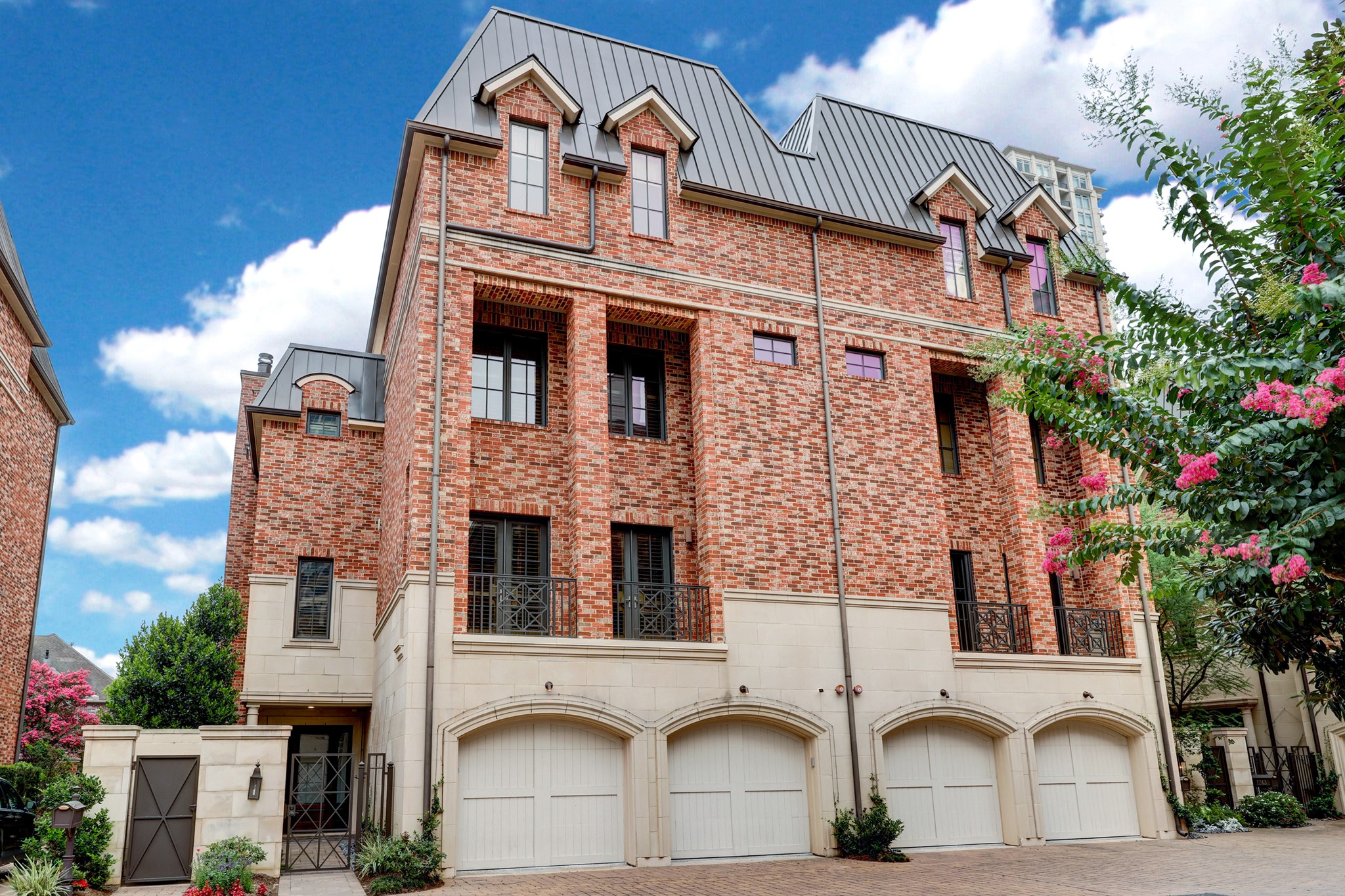Wonderful private quiet gated community located in the heart of Uptown/Tanglewood/Galleria area!