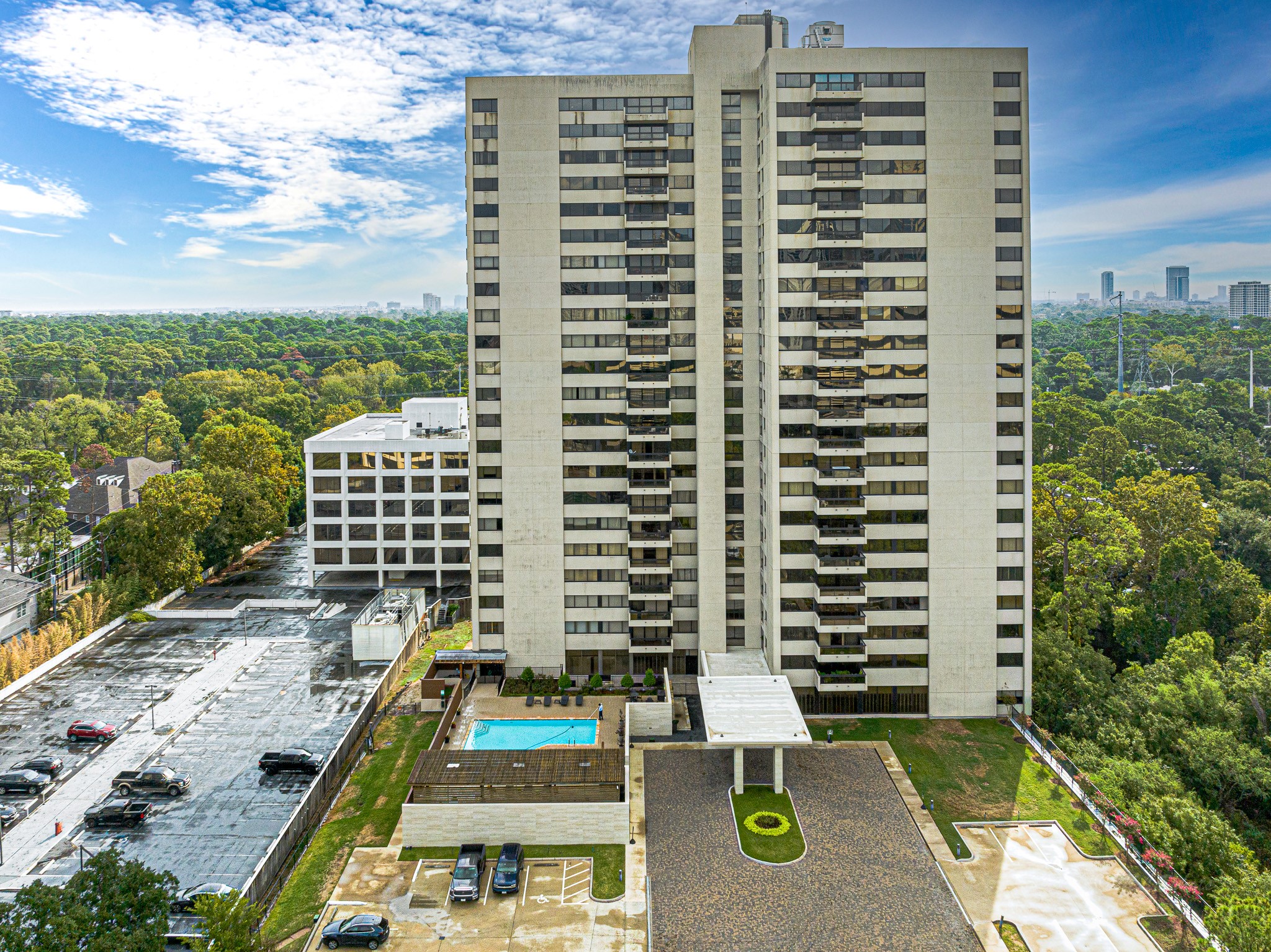 Park Square condos are located inside 610 and are convenient to the Galleria, River Oaks and Uptown Houston