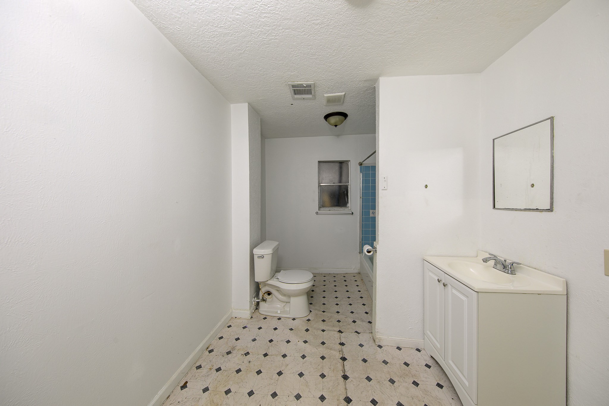 Step into this full bathroom, a space brimming with potential but in need of some revitalization. This room, while still serving its fundamental purpose, is in need of attention and upgrades to restore it to its former glory.