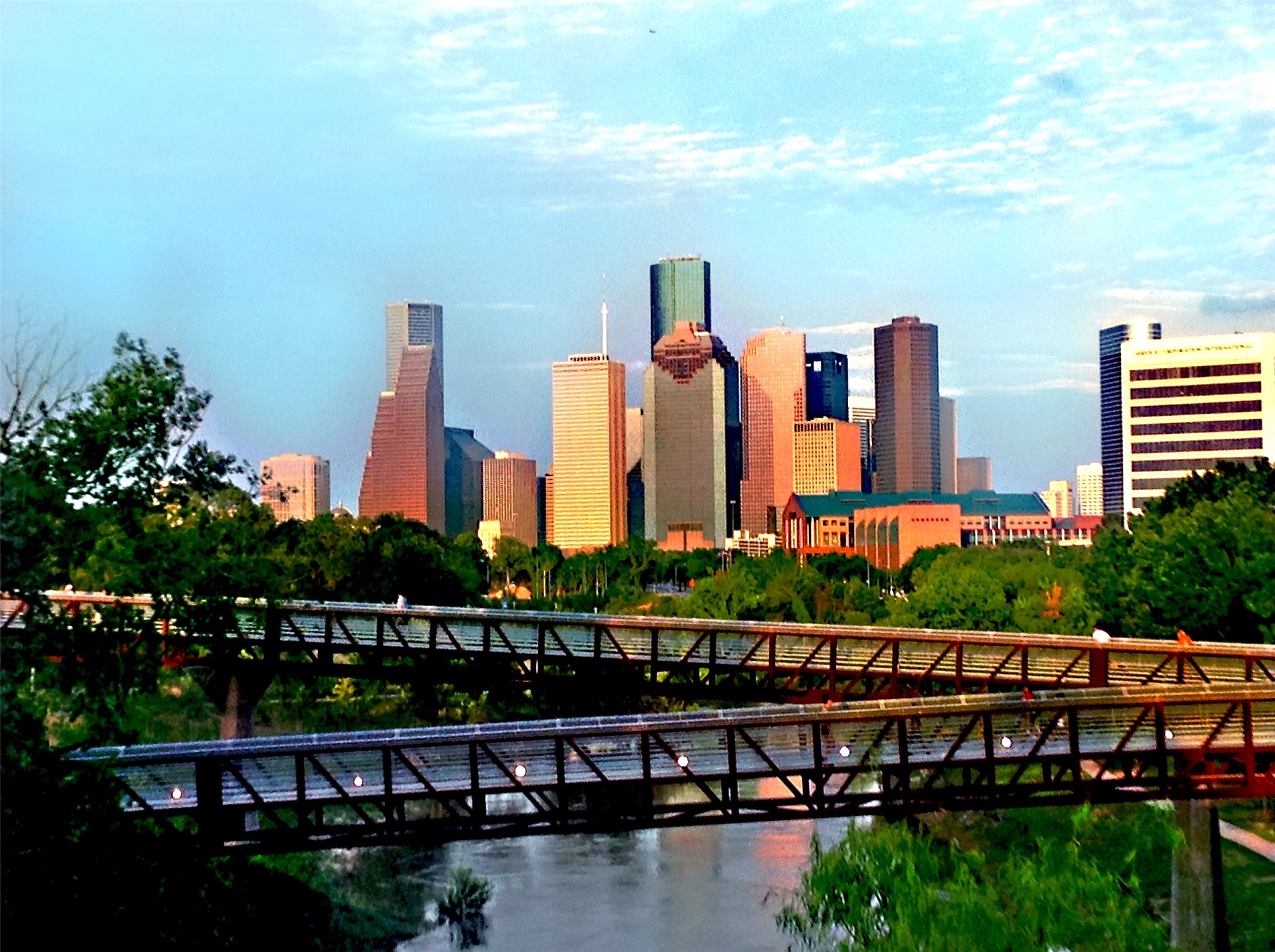 Just 1 mile to Buffalo Bayou's greenspace and trails