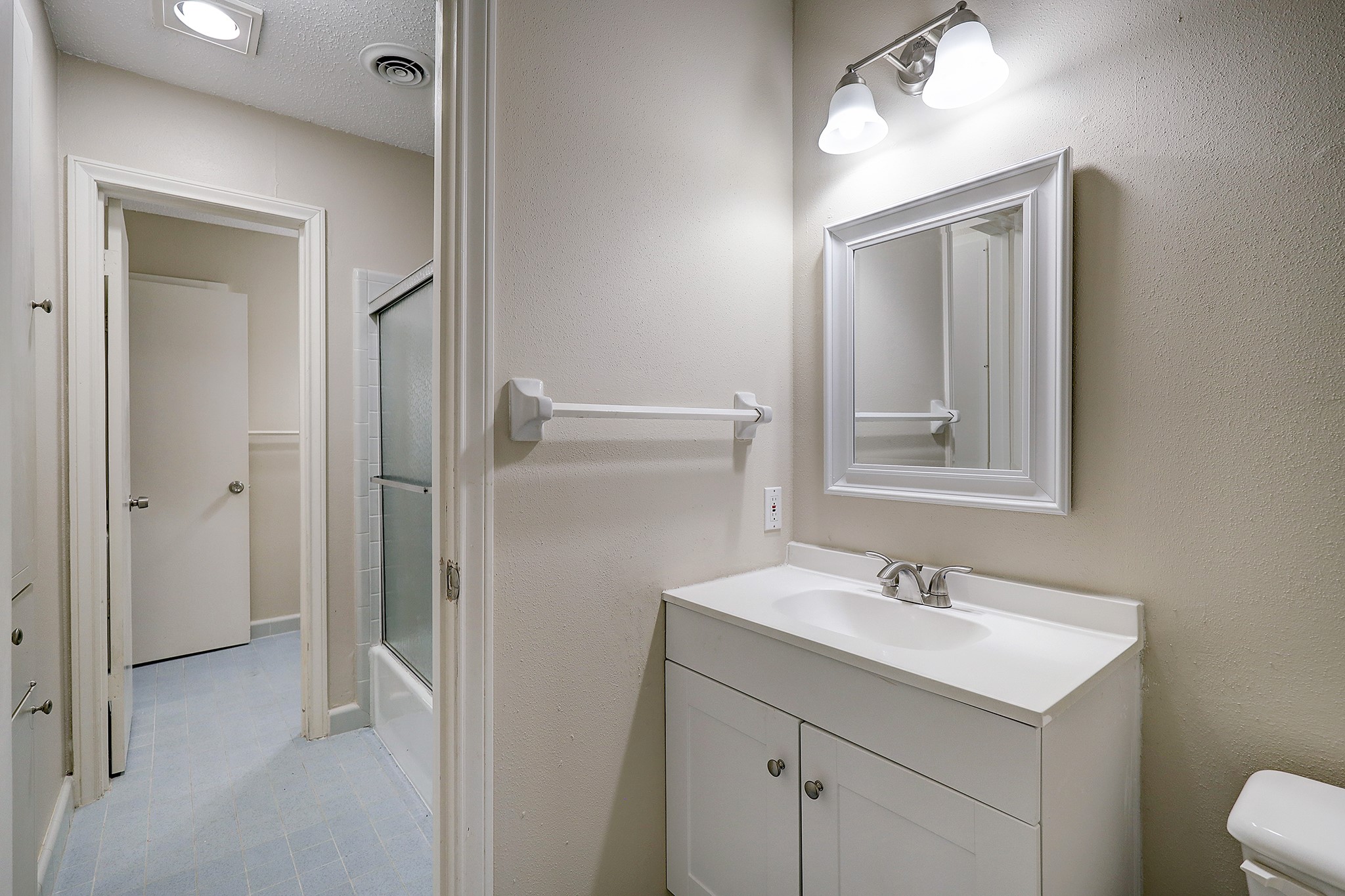 En-suite Hollywood bathrooms have two new vanities.