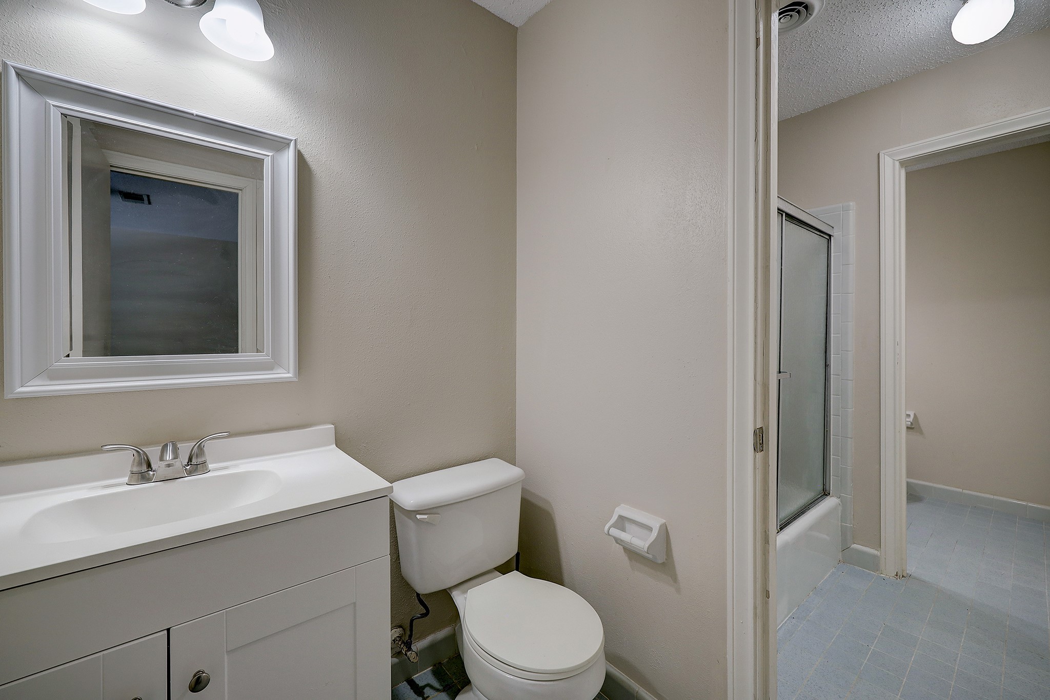 Second en-suite vanity in the Hollywood bathroom.
