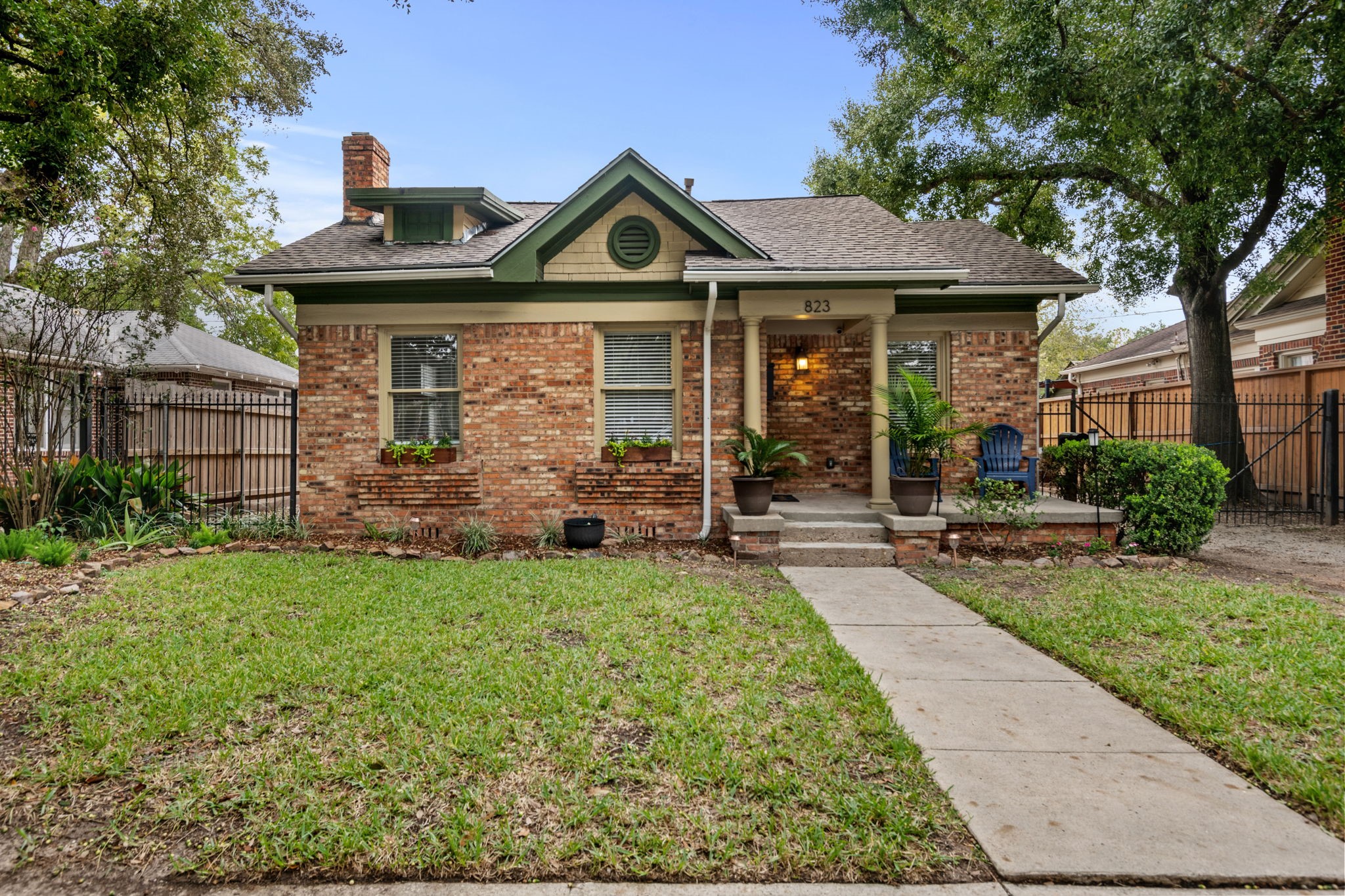 Welcome home to 821 Pizer Street in the Historic East Norhill section of the Heights!