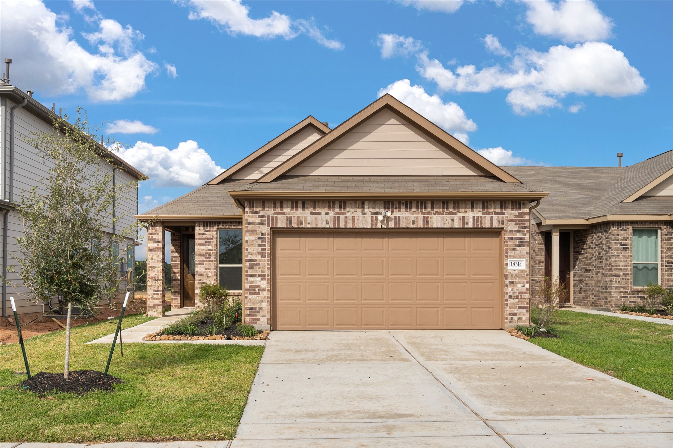 Welcome home to 18314 Willow Bud Trail located in Oakwood Trails zoned to Tomball ISD.