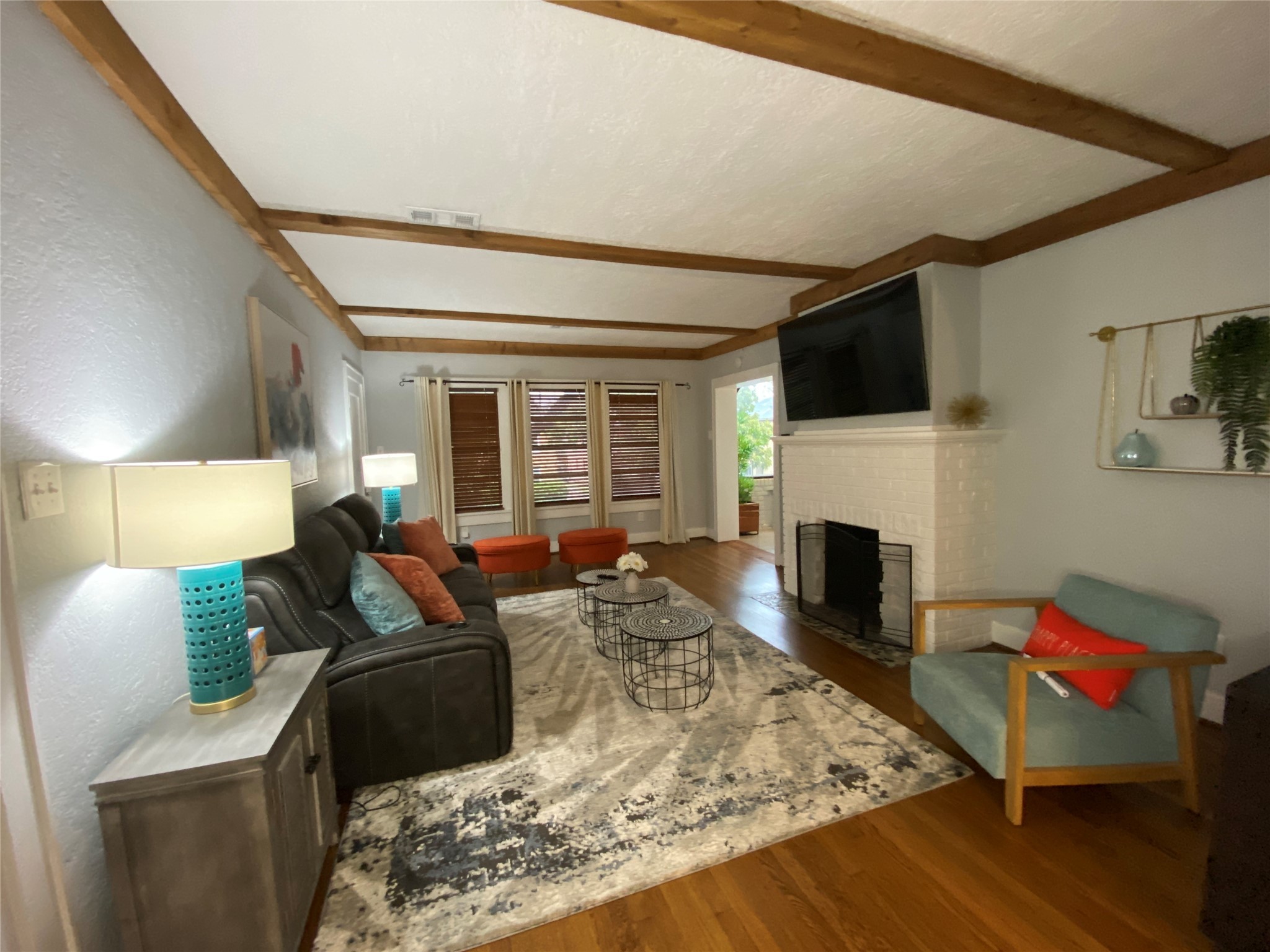 1635 Cozy living room