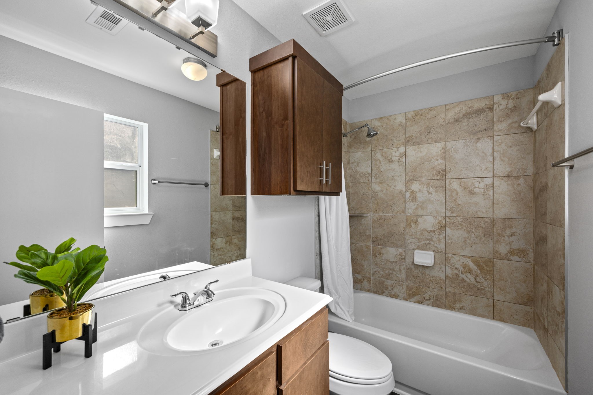 Primary bathroom with shower/combo tub