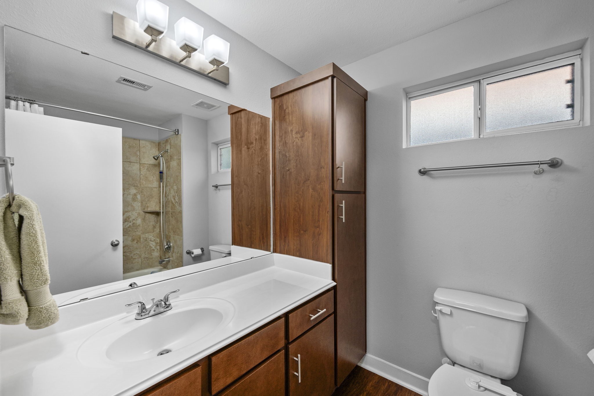 Secondary bathroom with shower/tub combo