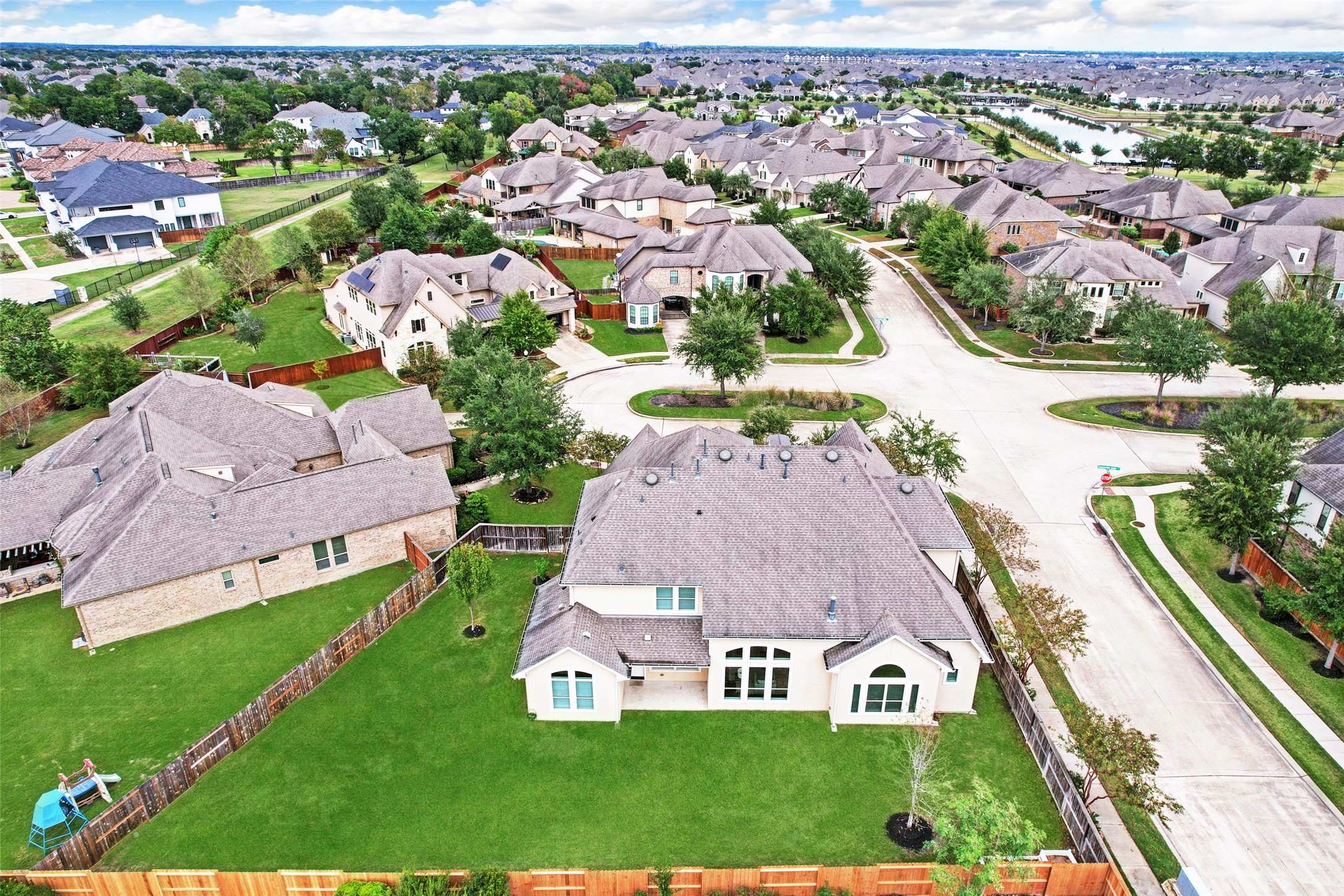 An aerial view of this home's desirable cul-de--sac location and oversized lot.