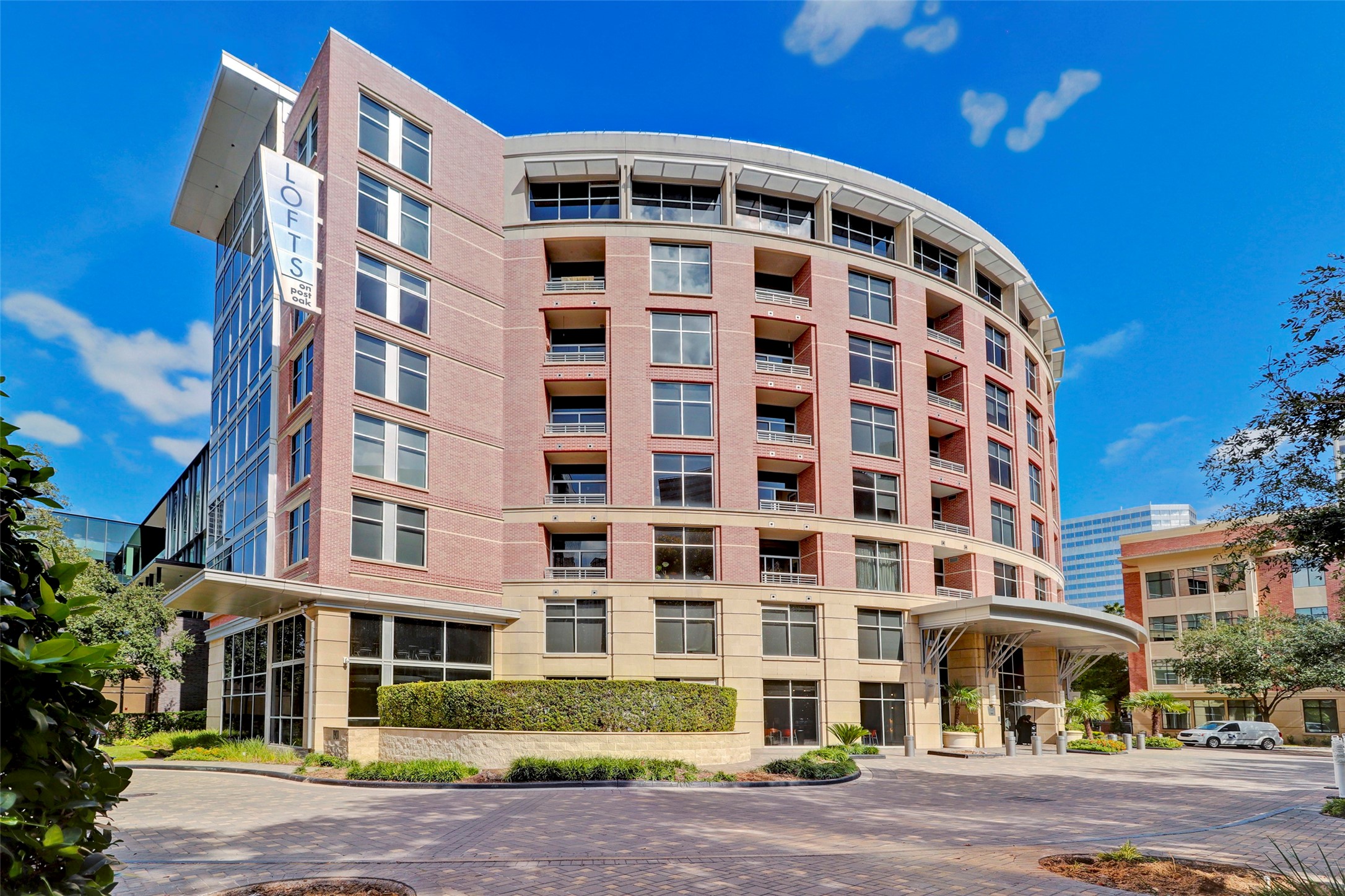 Situated in the heart of the Galleria district, the Lofts on Post Oak enjoys proximity to high-end shopping, fine dining, and cultural attractions. The address itself is prestigious, reflecting the exclusive nature of the residence.