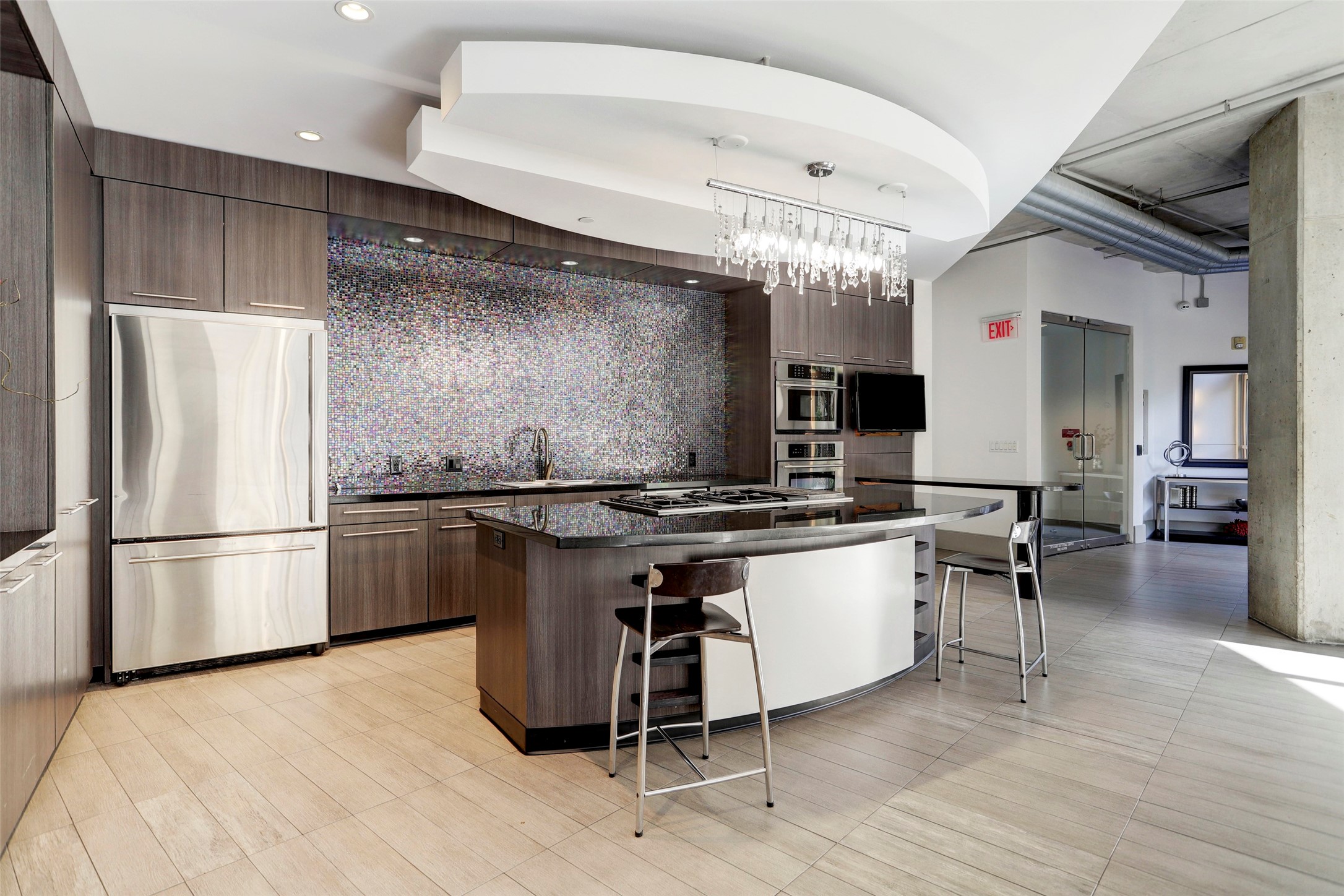 Located next to the living area, this full kitchen can also be reserved for parties.