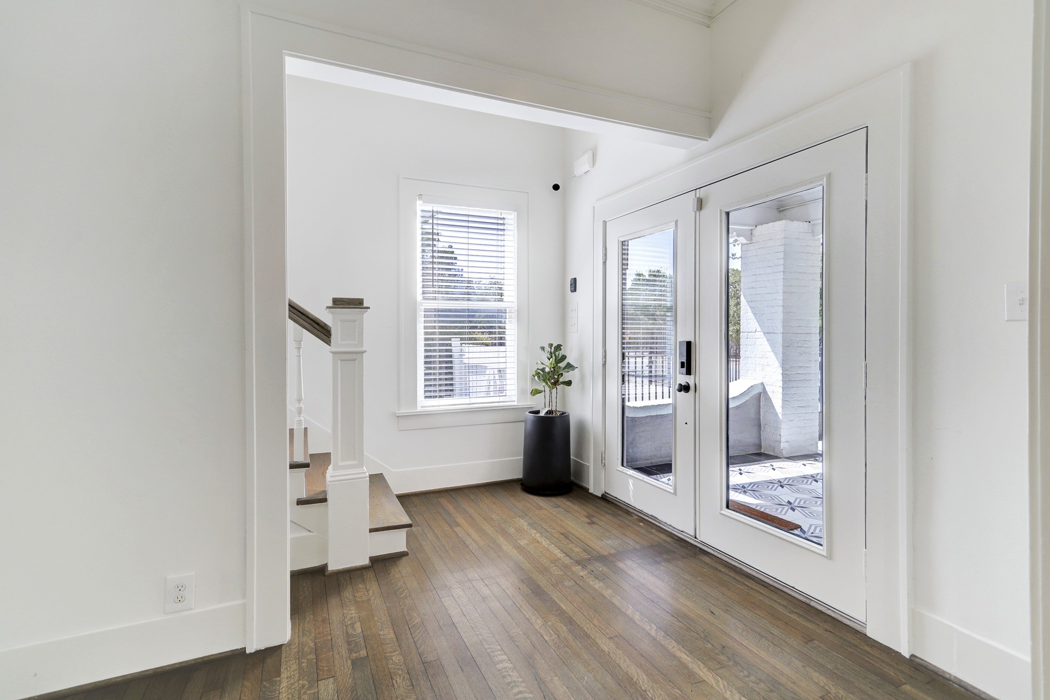 WOW YOUR FAMILY, FRIENDS OR CUSTOMERS WHEN THEY VISIT THIS ELEGANT ENTRYWAY; EQUIPPED WITH WOOD FLOORS, CROWN MOLDING AND MODERN NEUTRAL COLORS!