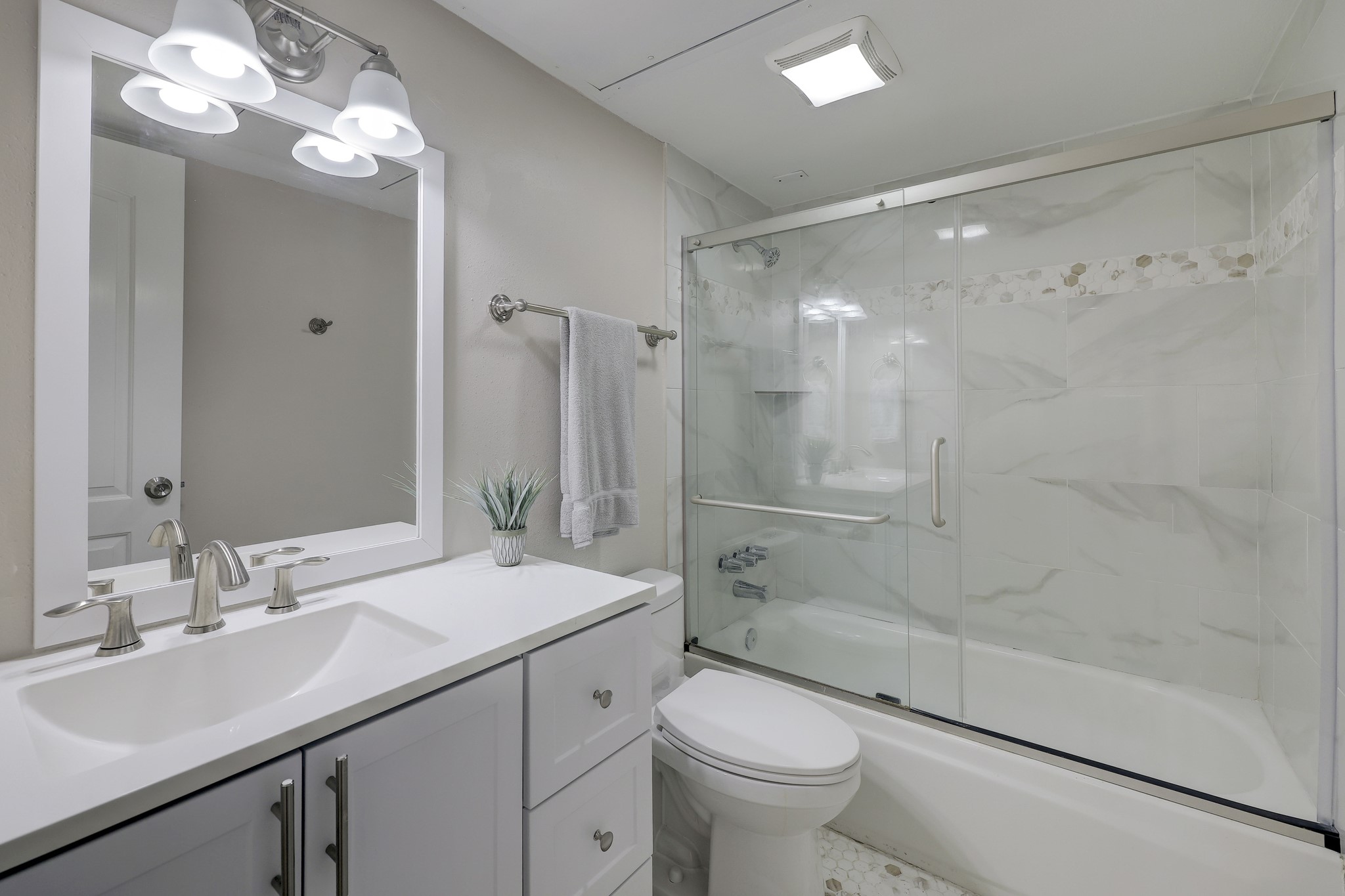 Glass enclosed tub/shower and lots of cabinet space