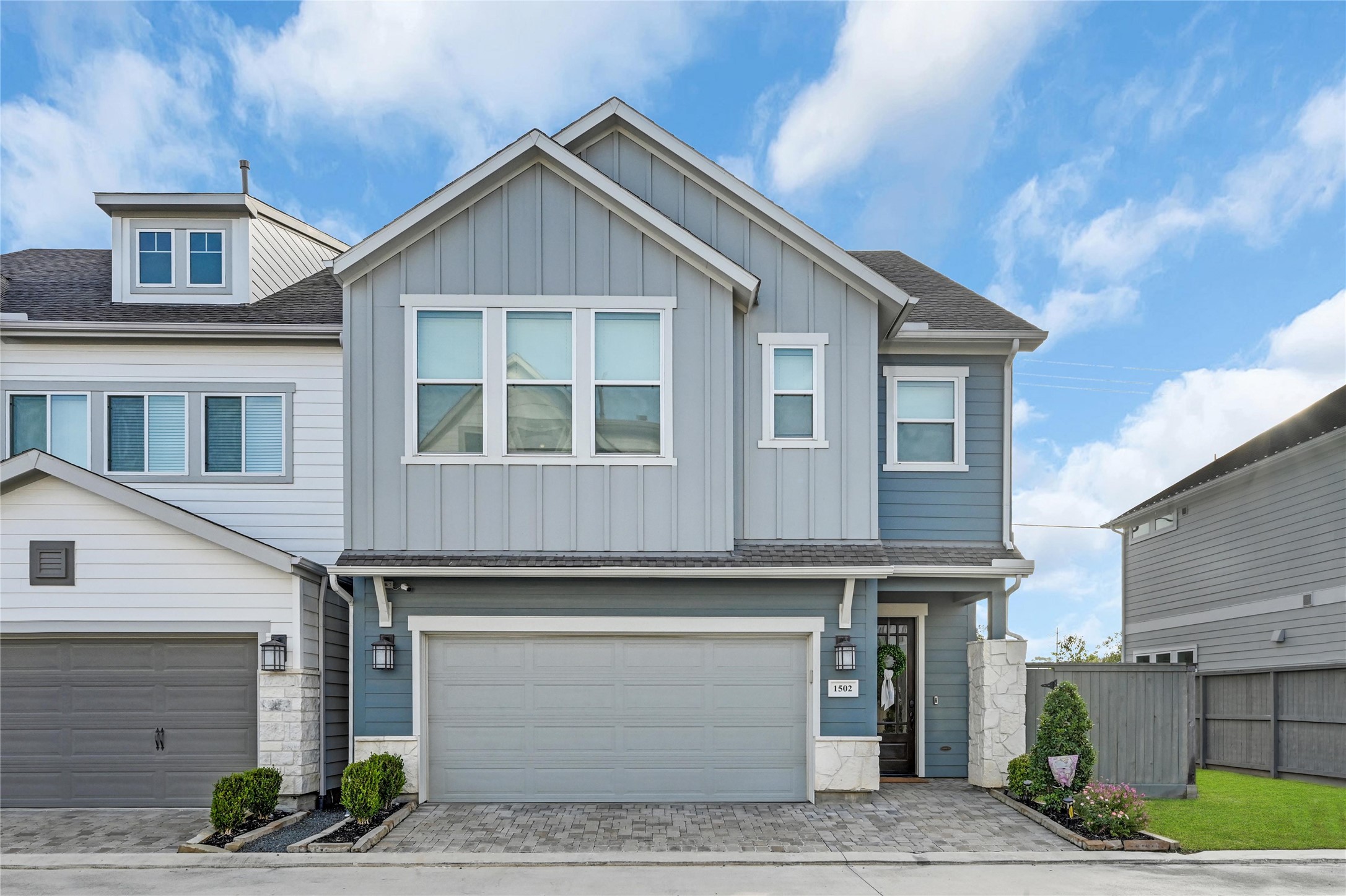 Welcome Home to Timbergrove Village! This neighborhood has all that you are looking for: large square footage, modern living, a yard,  and community pool all within the loop!
