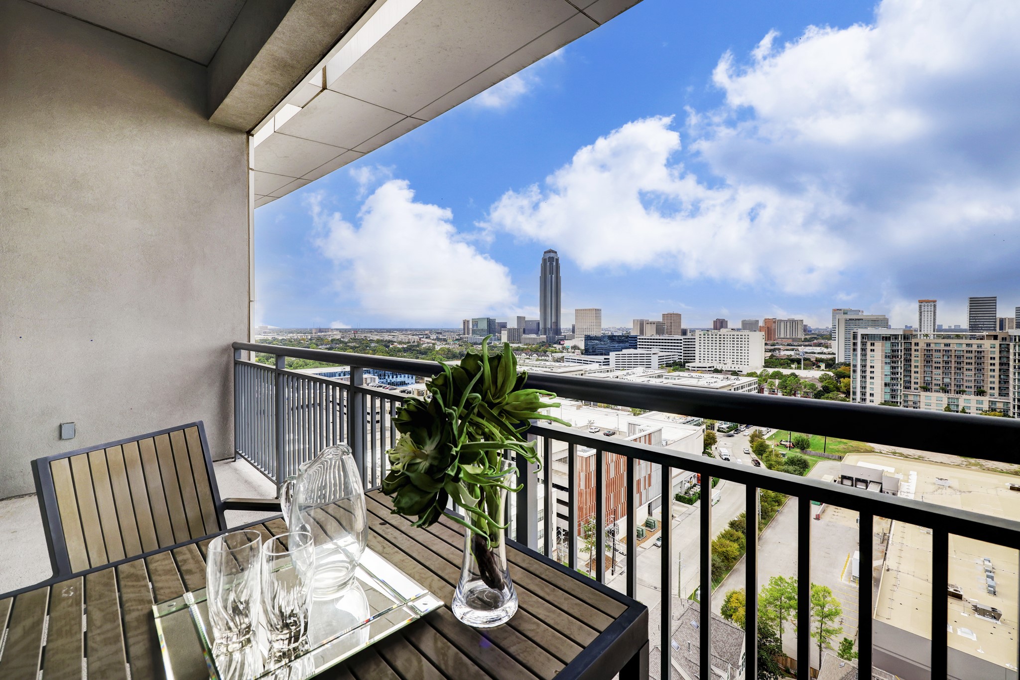 Don't miss this unparalleled opportunity to embrace a luxurious lifestyle in Houston! Conveniently located inside The 610 Loop with quick access to The Galleria, Downtown, The Texas Medical Center and endless first-class shopping and dining.