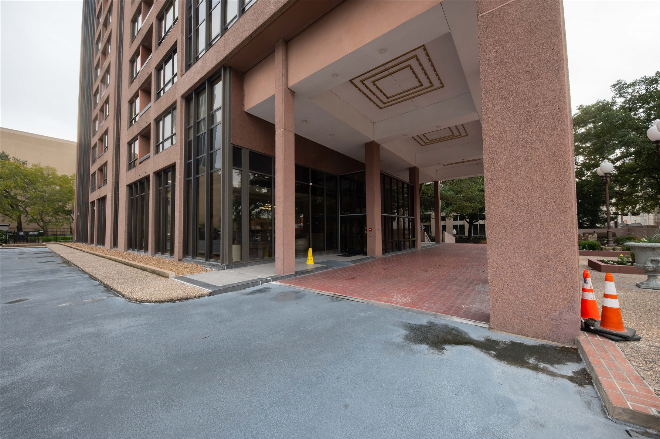 This beautiful building is within walking distance of shopping and restaurants. You are in the heart of the Galleria and within easy distance to Midtown.
