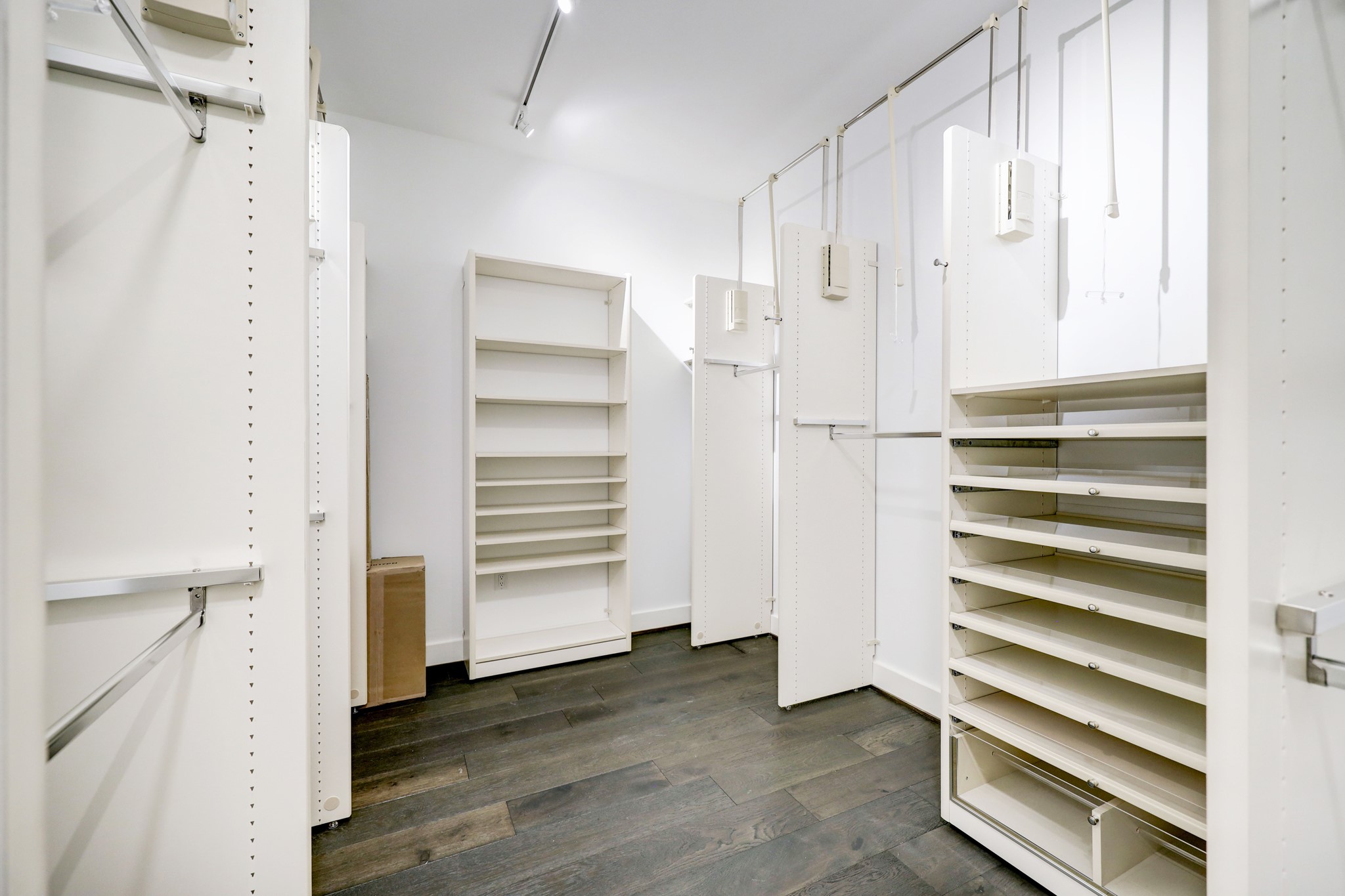 Another component of the primary suite is the Programme Martin closet. Keep it as is or work with Programme Martin to customize it for your needs.
