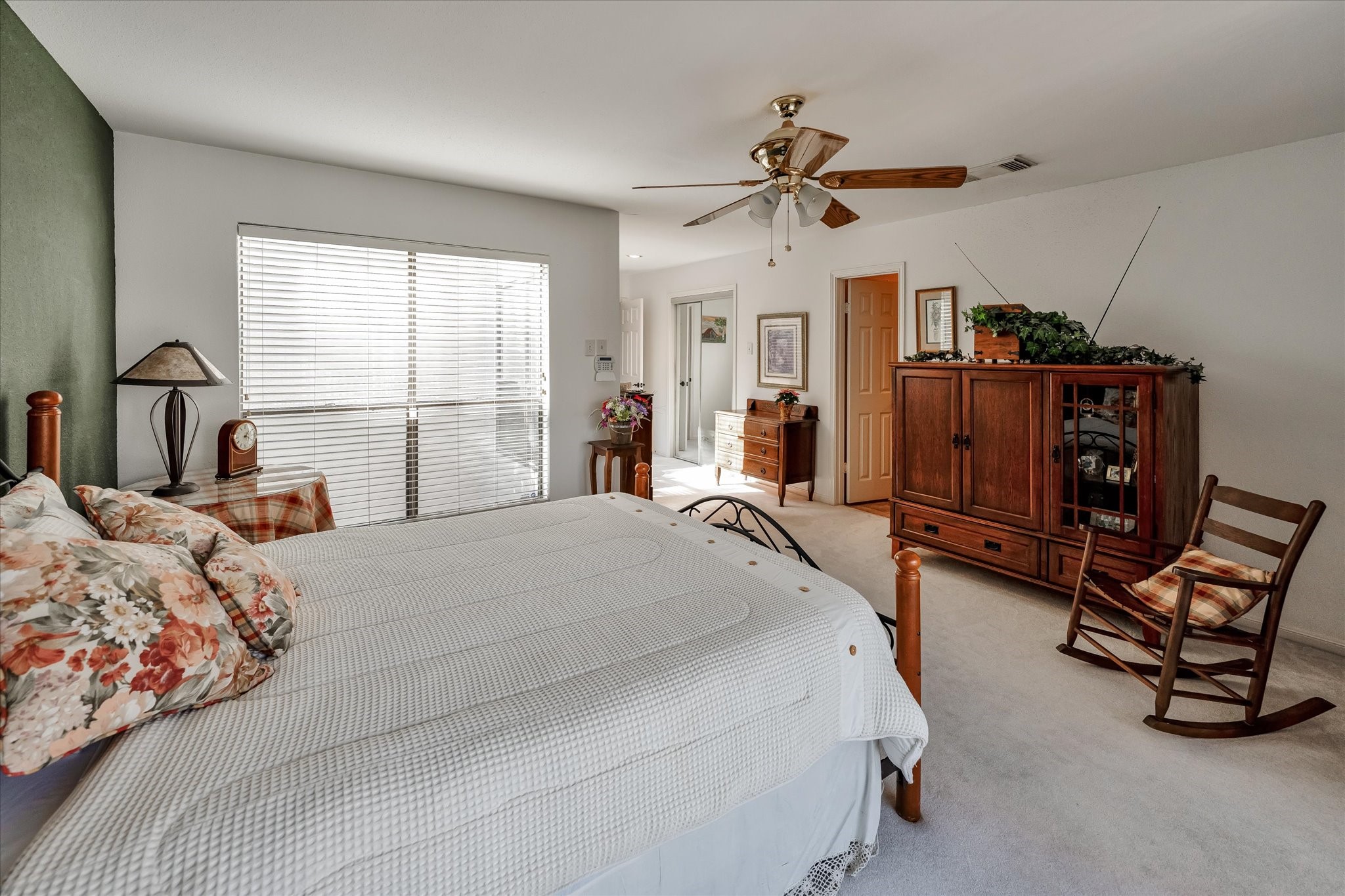 Wrapping back to your spacious primary bed, overlooking to your en suite bath and walk-in closet, highlighted with plush carpet, high ceilings, and large windows.