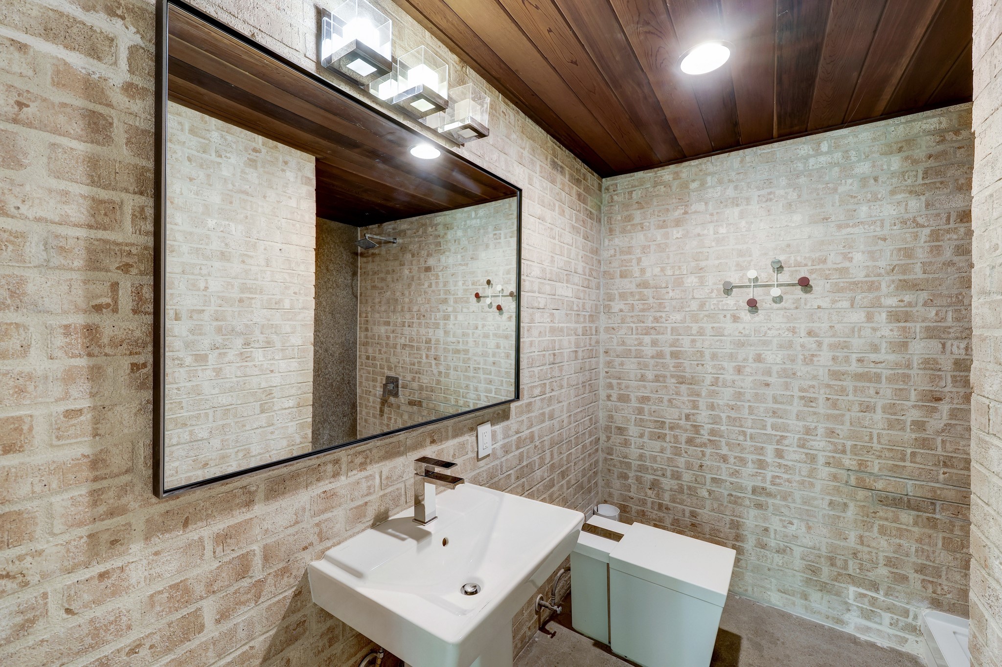 [Third-Floor Full Bath]
The third-floor bath includes an open-entry shower.