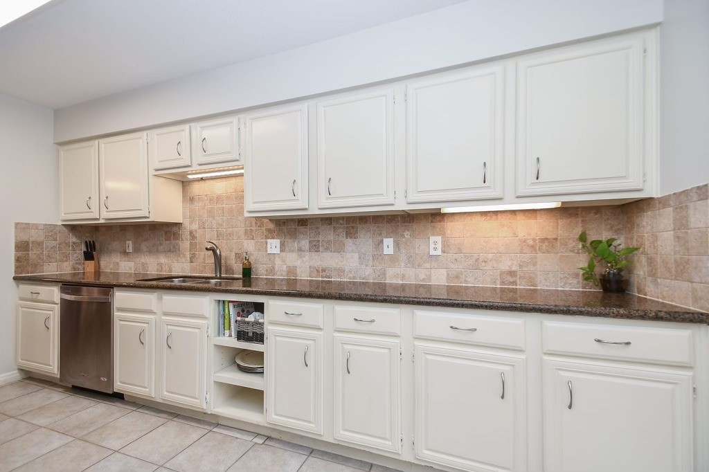Kitchen is equipped with under cabinet lighting!