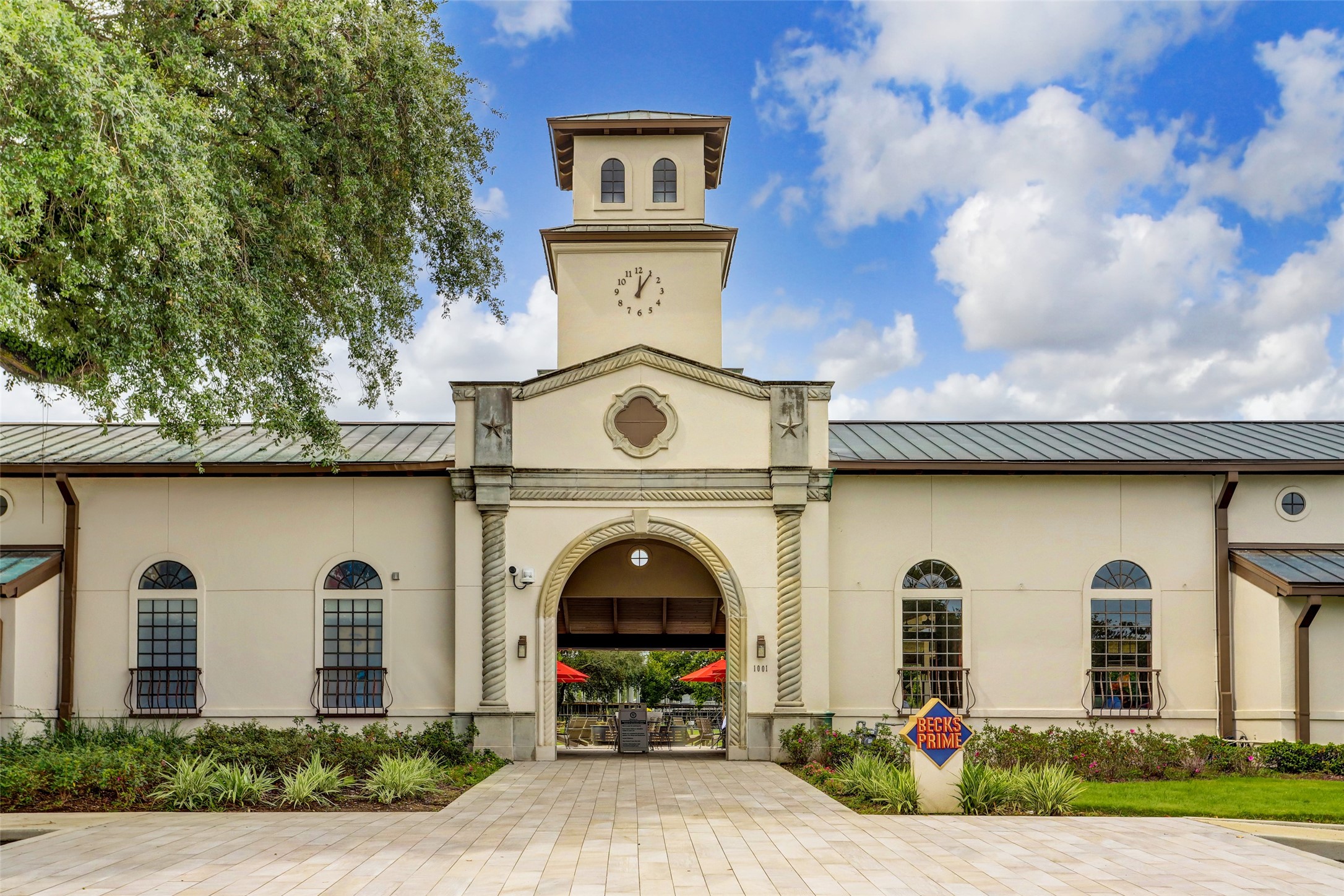 White Oak Station: Located in one of Houston's most desirable neighborhoods. Easy access to all major highways, the community is only minutes from Memorial Park, The Heights, Galleria, Downtown & Washington Corridor & many recreational parks at walking distance.