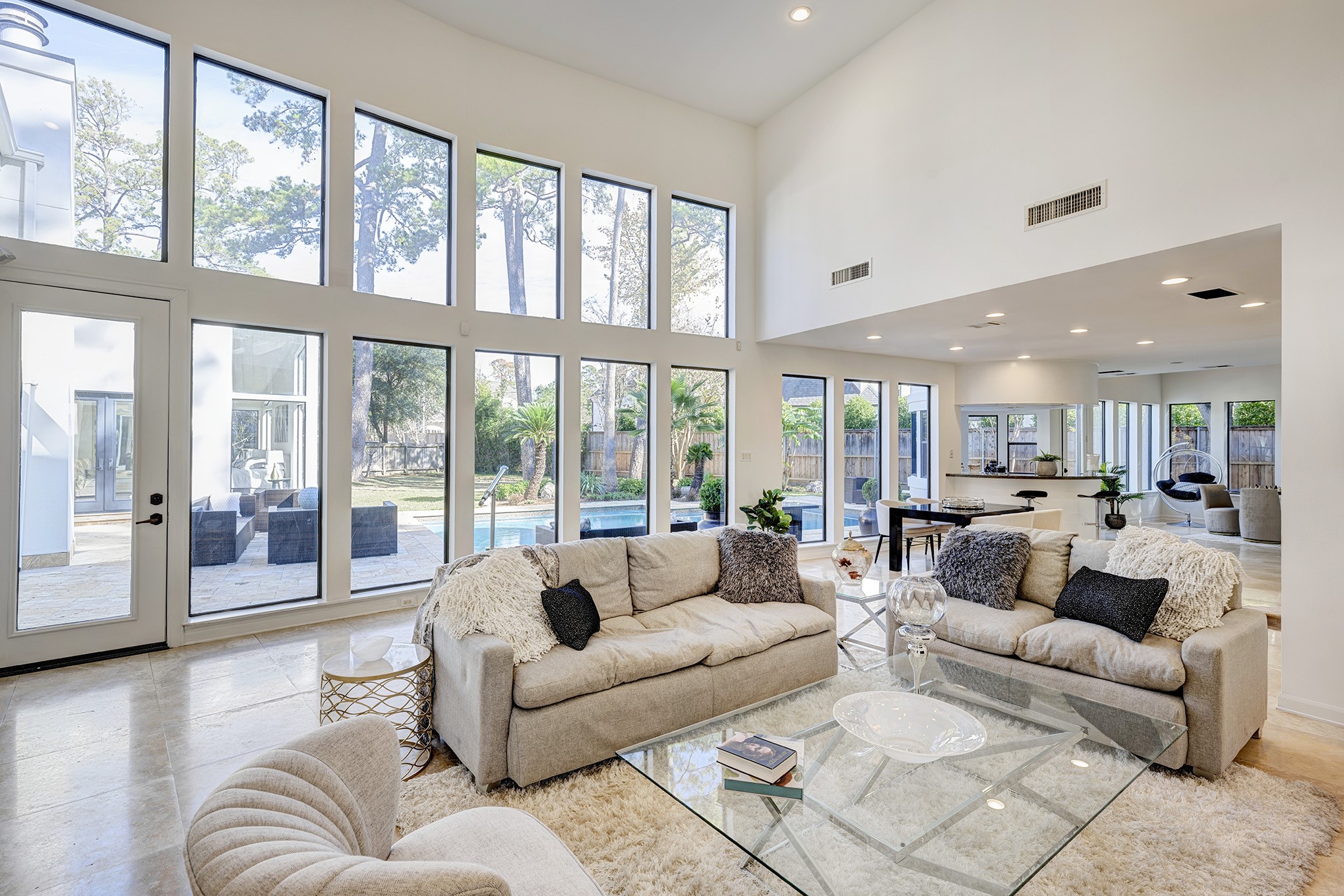 Stunning Family room with door to the pool and yard