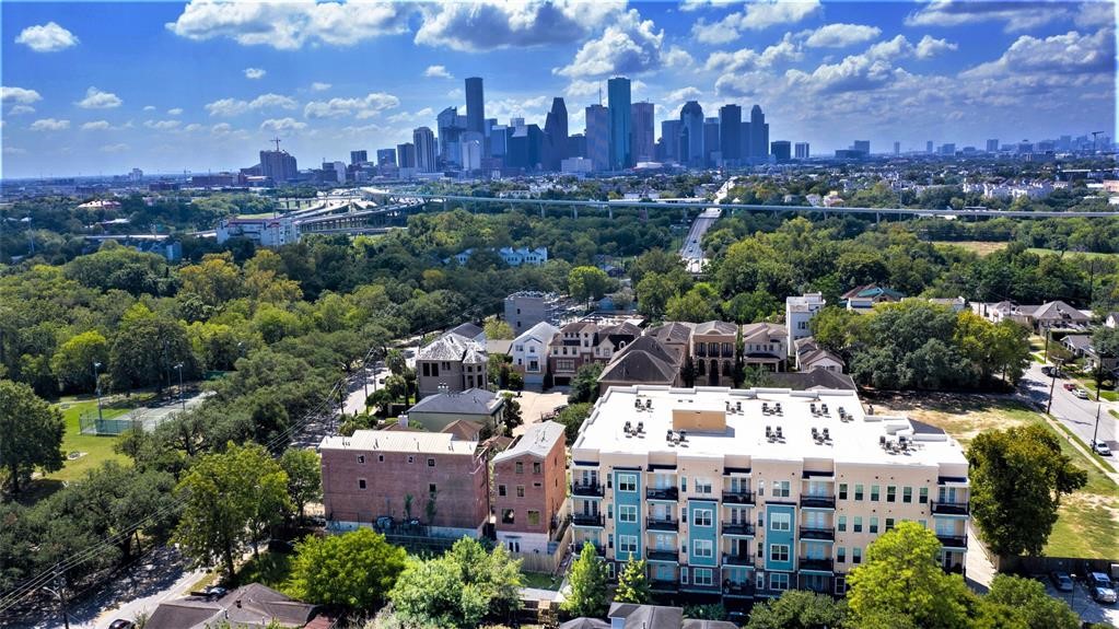 Amazing location situated to all things we love about Houston! Downtown sports, restaurants, Museum district, Discovery Green, parks galore, Medical Center, Buffalo bayou area and last but not least the wonderful Heights.