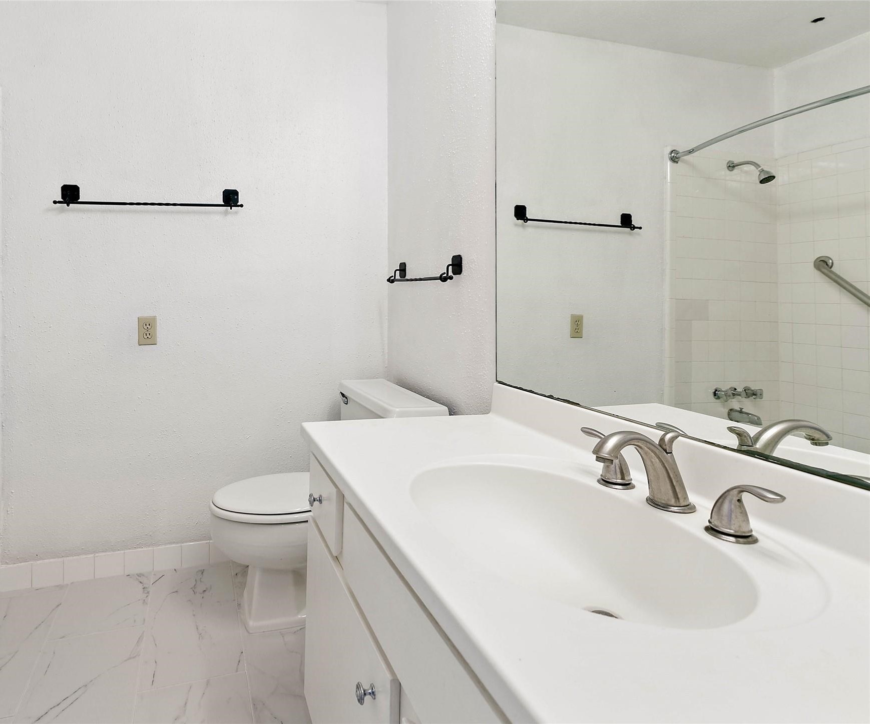 A second full, ensuite bath with a shower/tub combo is located upstairs.