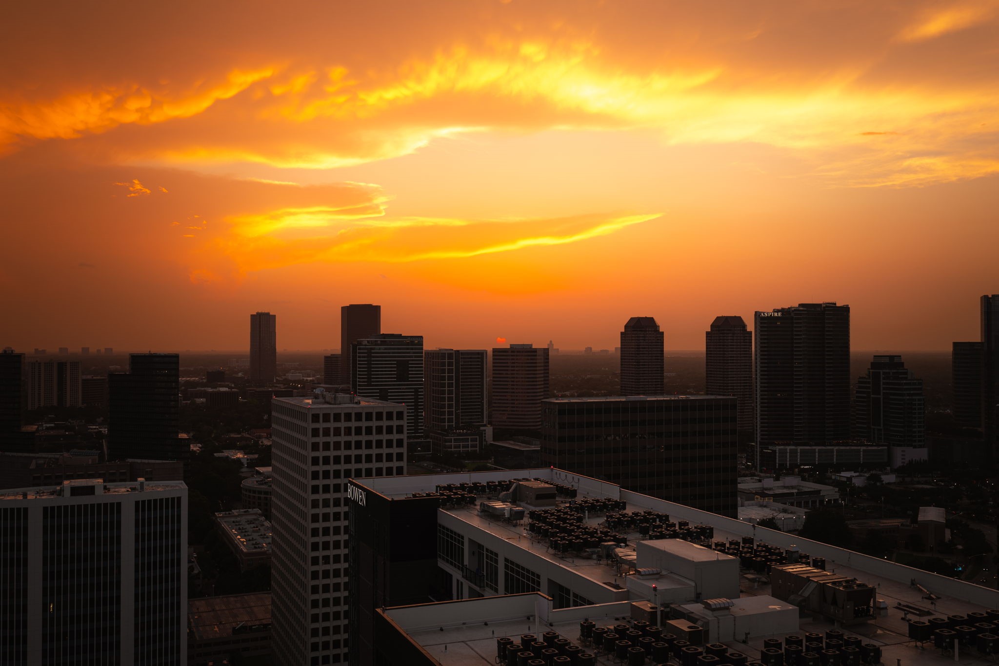 Houston views with a sunset are a reminder that even in the midst of a bustling metropolis, there is space for serenity and wonder. Embrace the enchanting allure of Houston's sunset views, and let the beauty of the city at dusk captivate your heart.