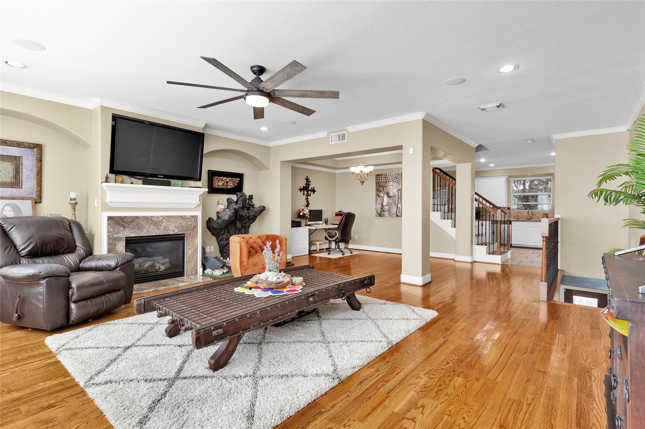 3 blocks from Memorial Park. The family room is designed for entertainment with prewired for surround sound, gas log fireplace and large mounted TV that​​‌​​​​‌​​‌‌​‌‌​​​‌‌​‌​‌​‌​​​‌​​ stays.