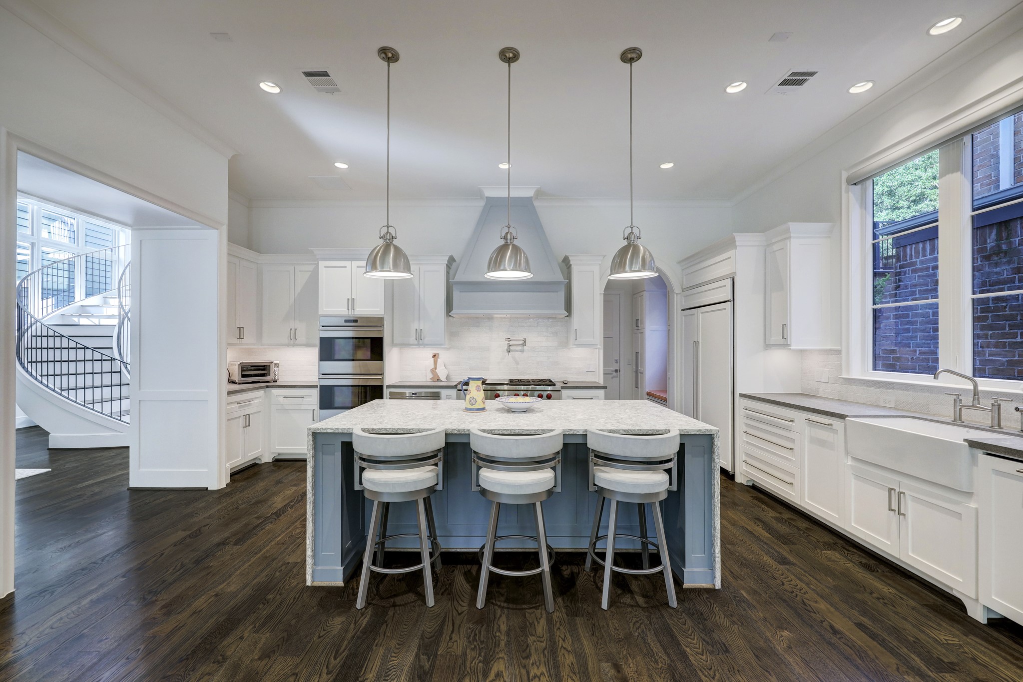 A culinary haven with 48-inch Subzero side-by-side freezer and fridge, 48-inch Wolf sixburner range with griddle, plus
30-inch Wolf double ovens and Wolf 24-inch microwave drawer. An abundance of
counter space plus room to gather completes this chef’s dream space.