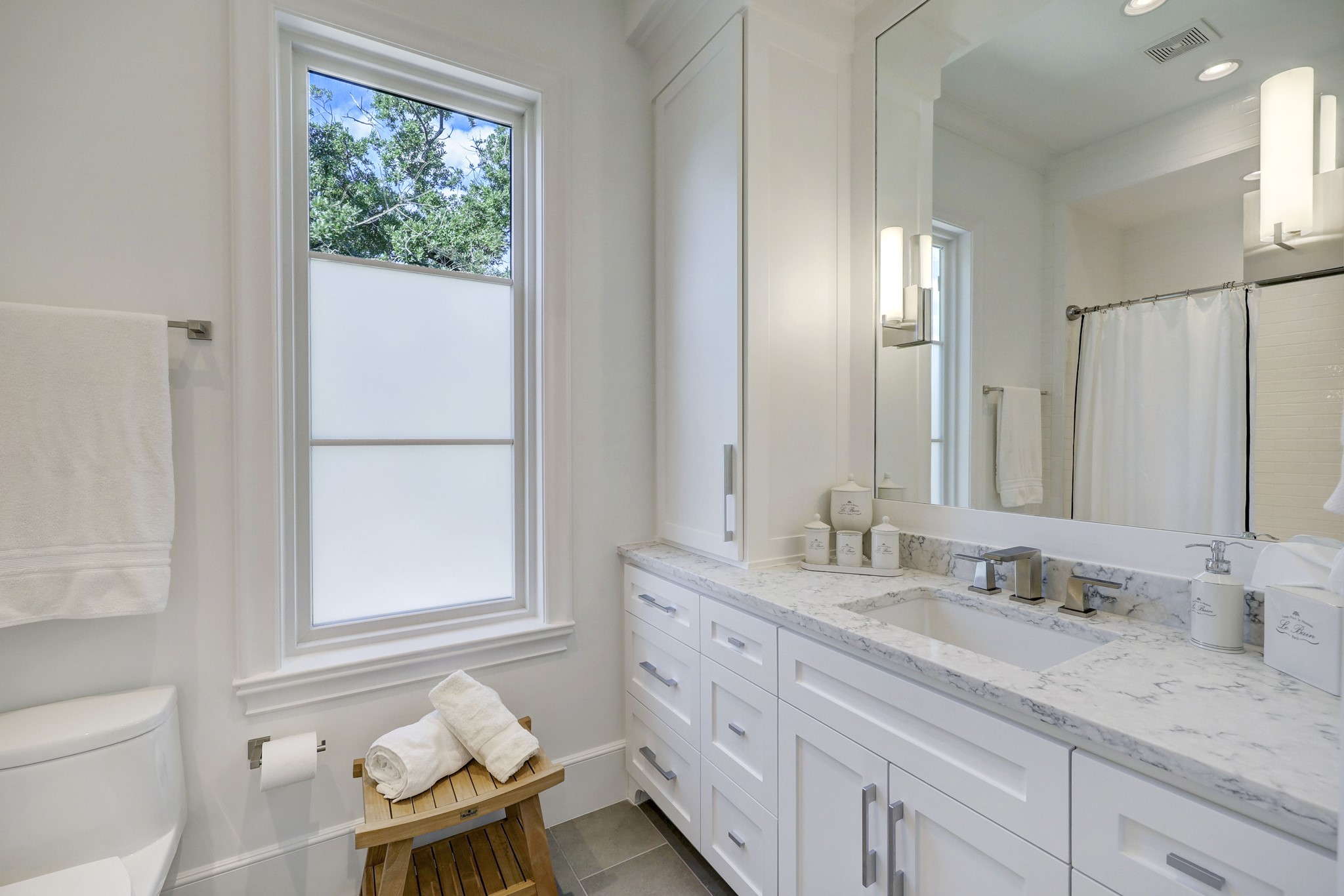 Quartz countertops, shower/tub combo, sconce lighting, and
plenty of storage space in this en-suite bath.