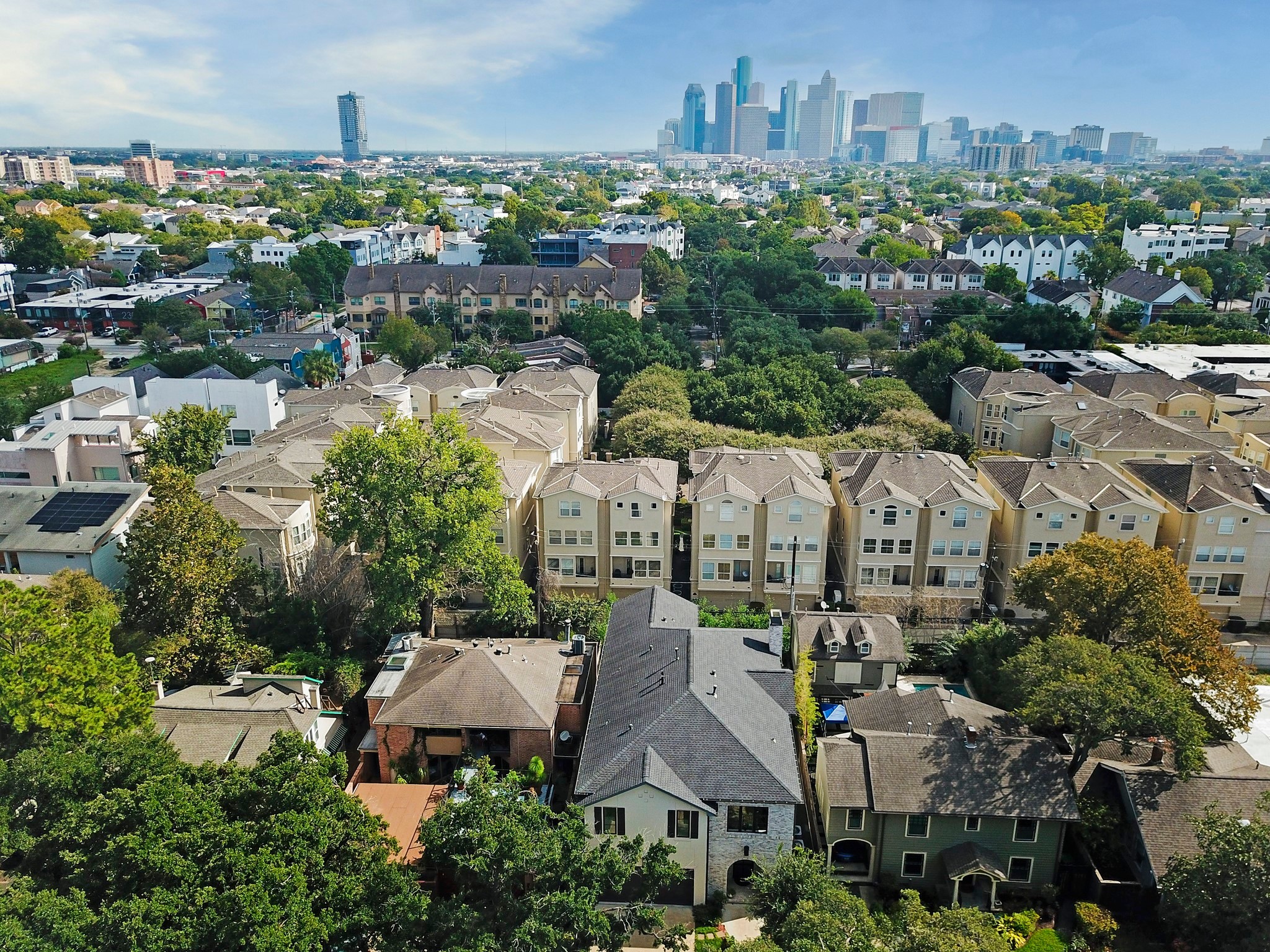 Amazing location just two blocks to Cherryhurst Park,
close to the local Montessori school, and only a short distance to local restaurants, shops, The Menil Collection
and downtown Houston.