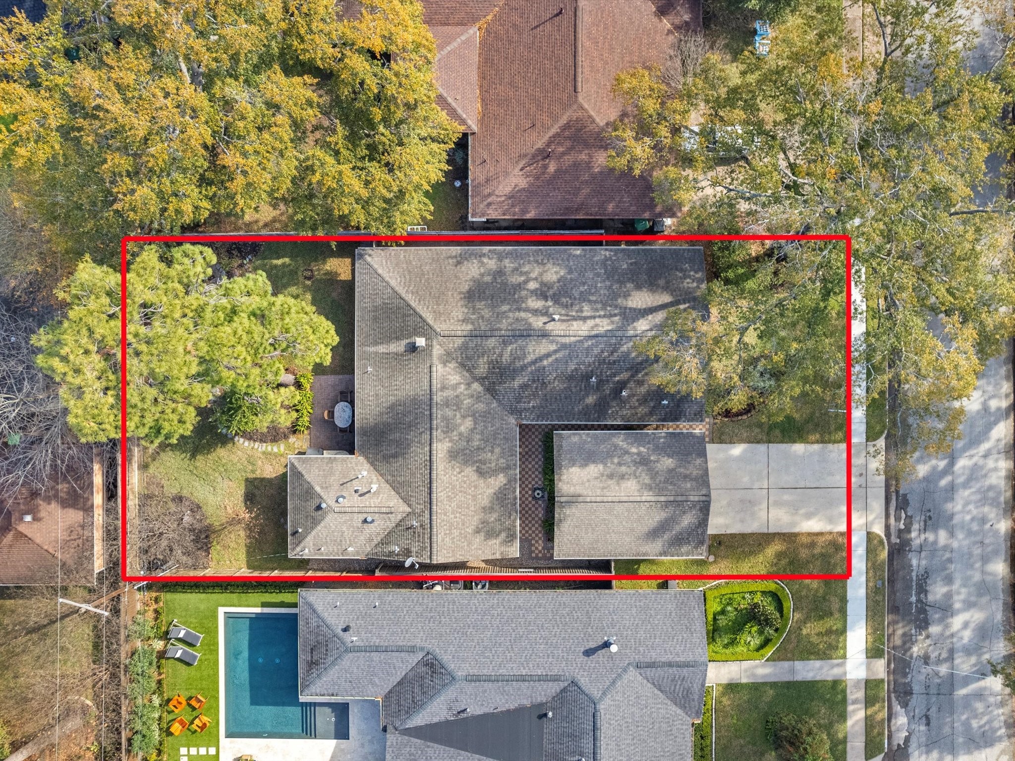 An aerial view of the boundaries of the property. Notice how much backyard space there is!