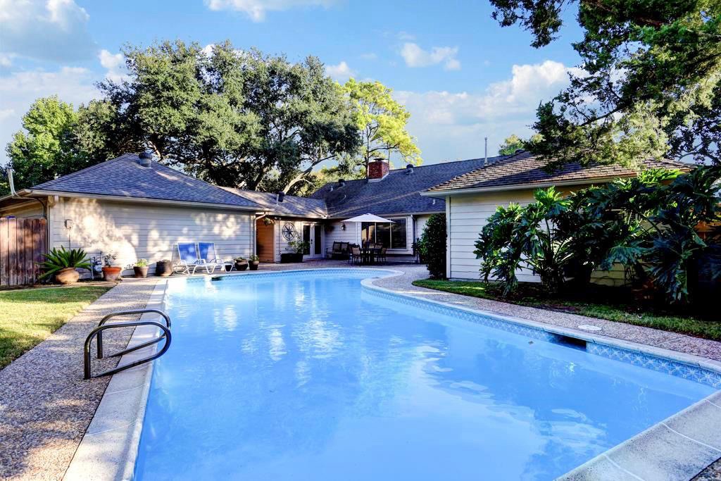 Easy to cool off here on those hot, Houston summer days in your shaded pool