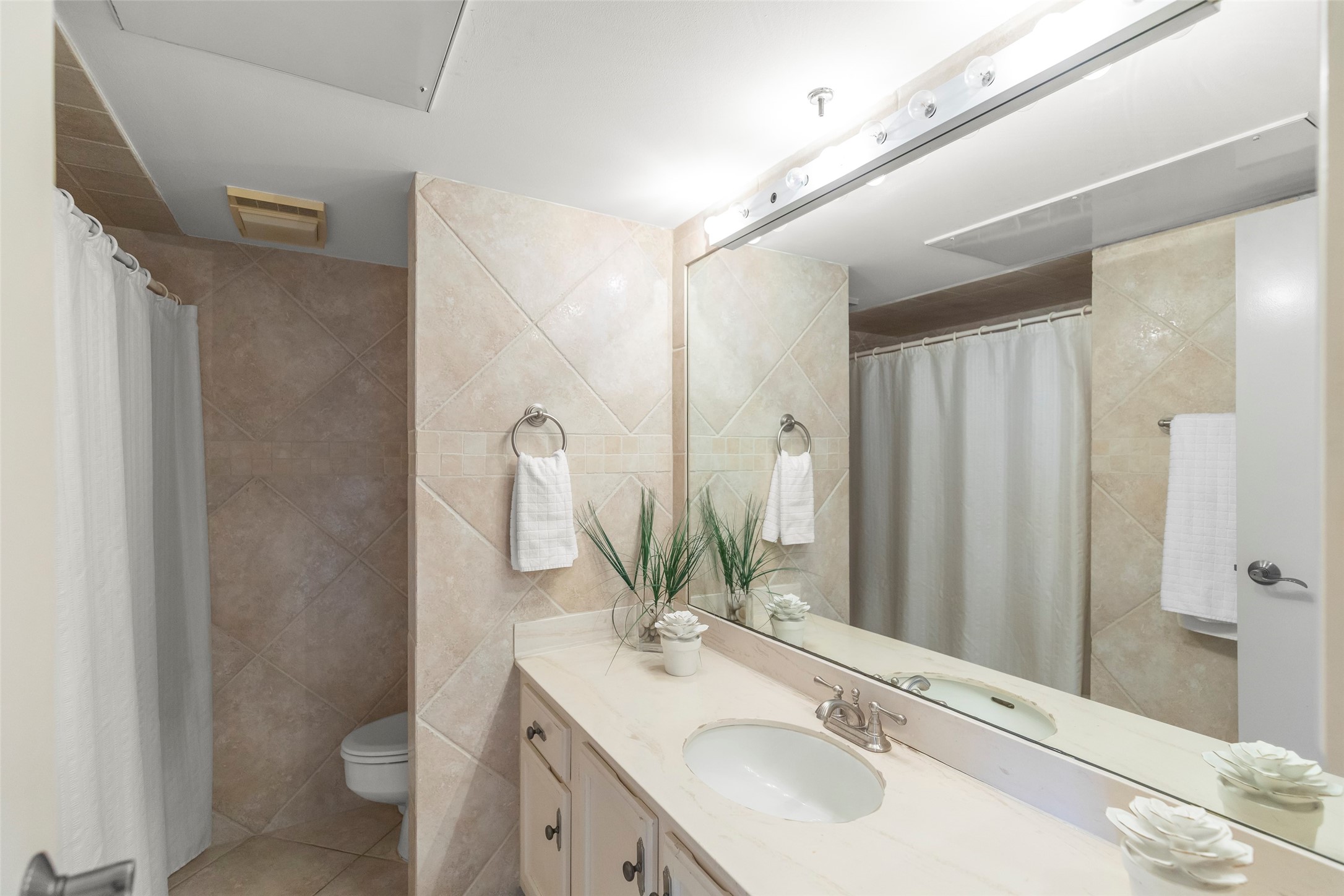 Secondary bathroom with bath/standing shower