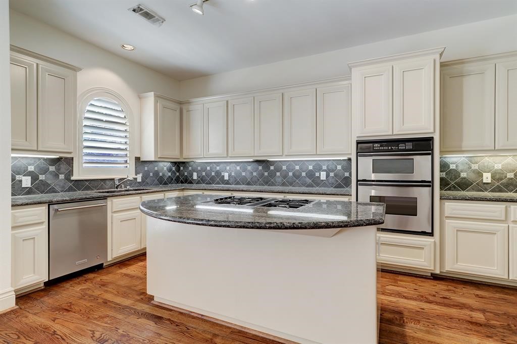 Stainless steel appliances, gas range, under cabinet lighting and granite countertops. Island with breakfast bar, perfect for additional seating. Large walk-in pantry.