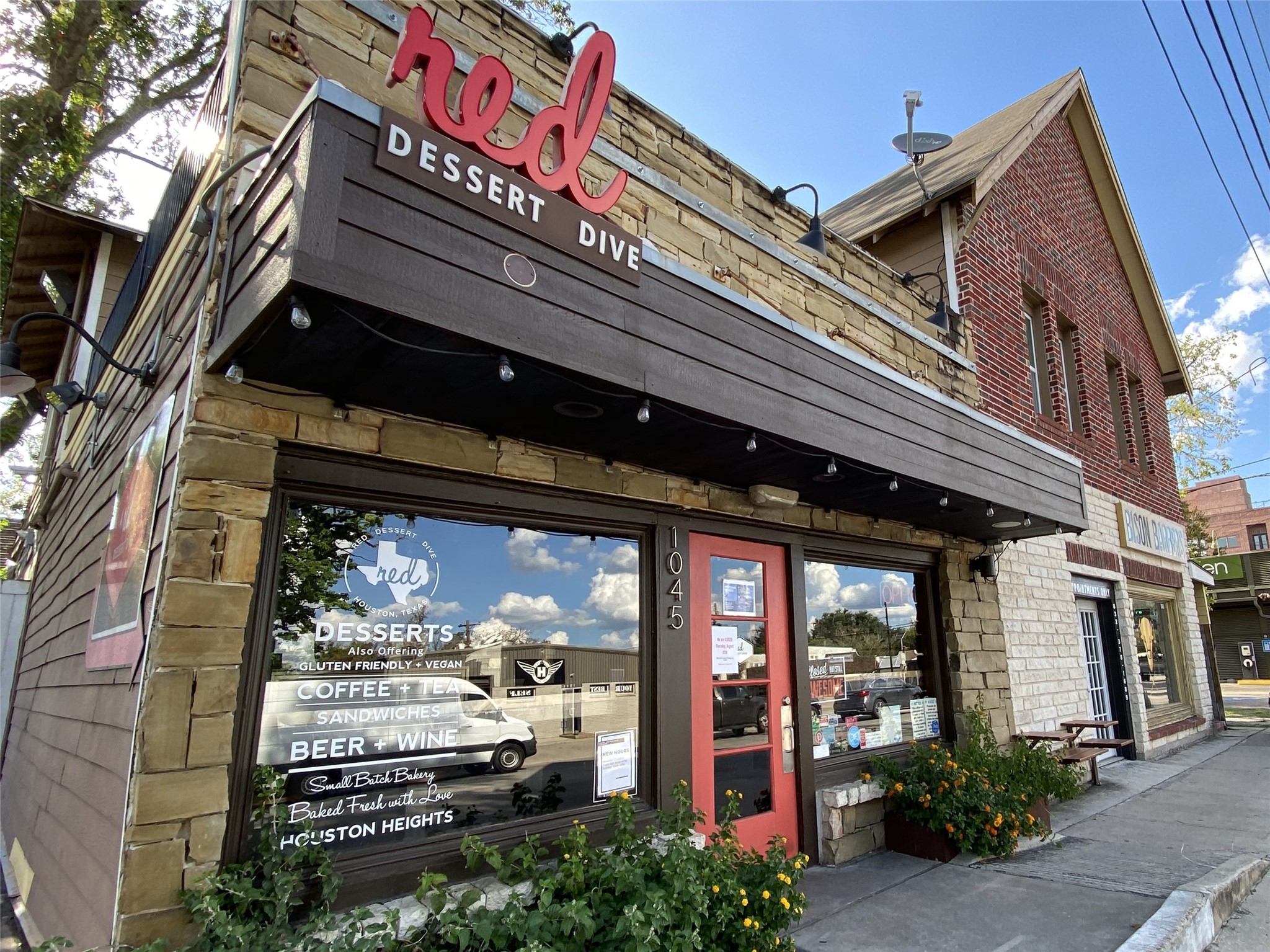 Coffee shops, restaurants, and entertainment are located nearby in all directions. Red Dessert Dive is located blocks away on Studewood Street. You will also find popular restaurants like Spanish Flower and Hughie's within walking distance.
