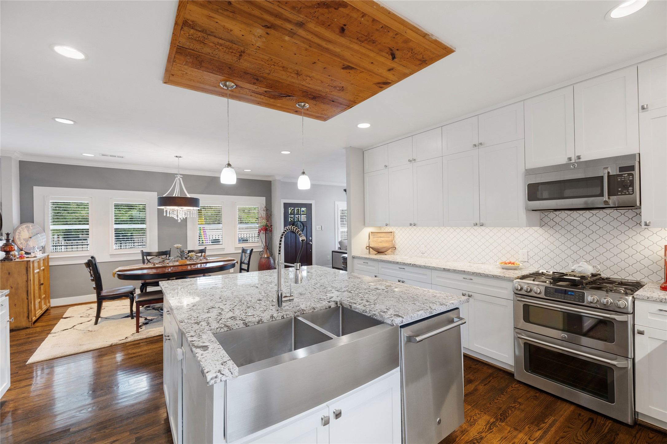 The kitchen is a chef’s dream. Fitted with gourmet appliances, pendant lighting, under-cabinet lighting, stainless steel farmhouse sink, and stunning granite countertops. You’re also going to love the generous amount of prep space and storage.