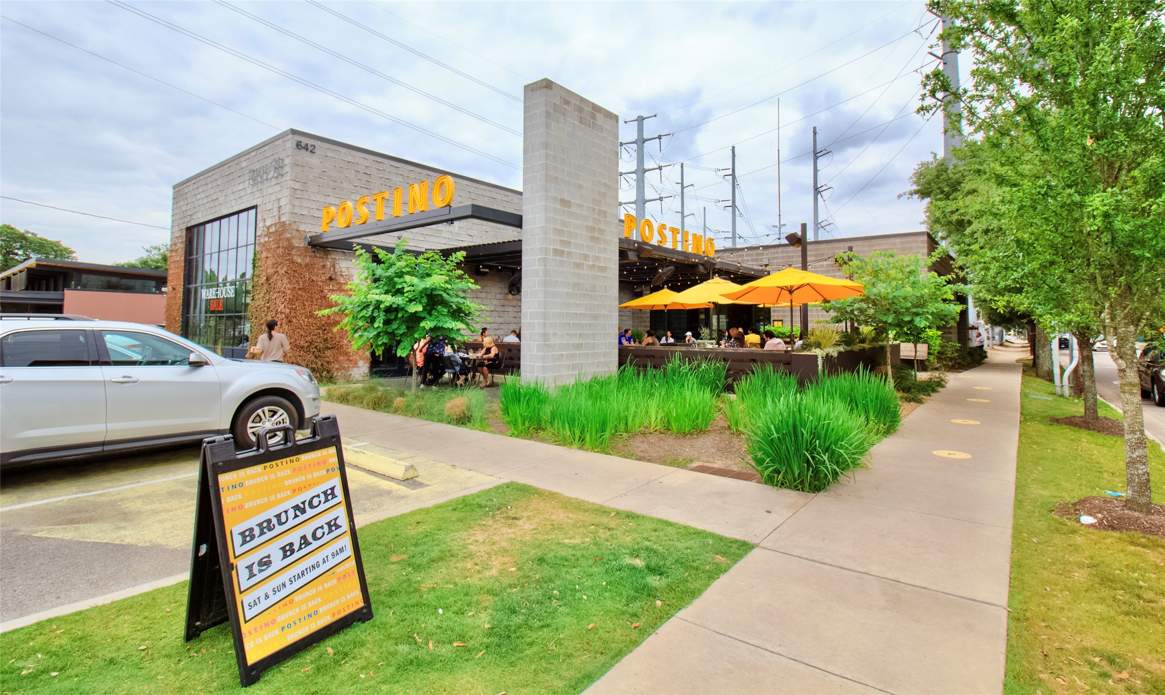 Nestled just off the Heights Hike and Bike Trail, Local Table is a cherished culinary destination. It offers a delightful outdoor seating area that welcomes diners to enjoy their meals in the fresh air, all while observing the hustle and bustle of the trail.