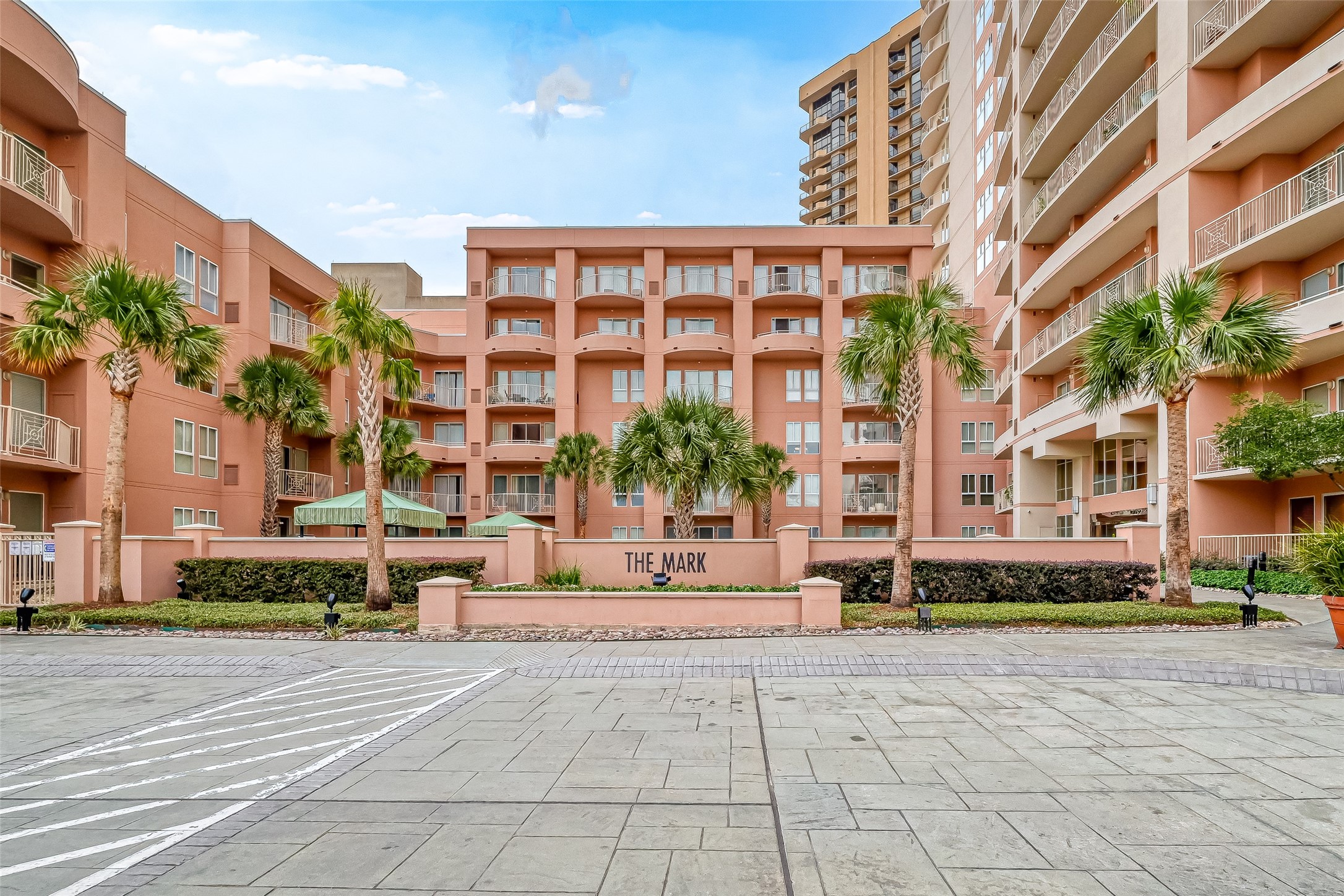 Great amenities and resort style living in the heart of Galleria area.