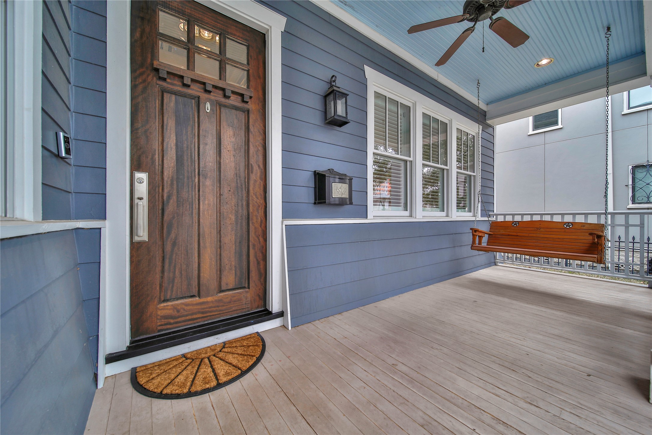 Spacious front porch with porch swing!