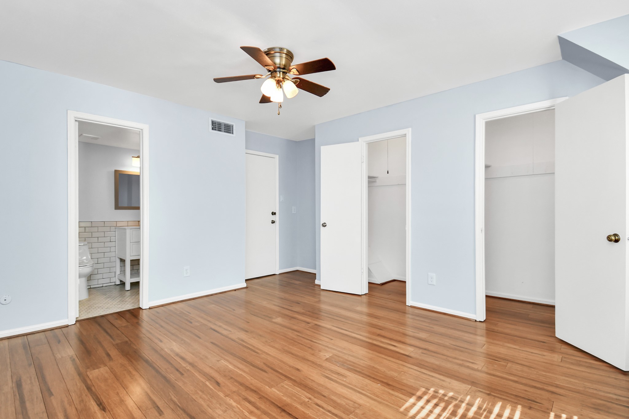 Large 2nd bedroom with ceiling fan
