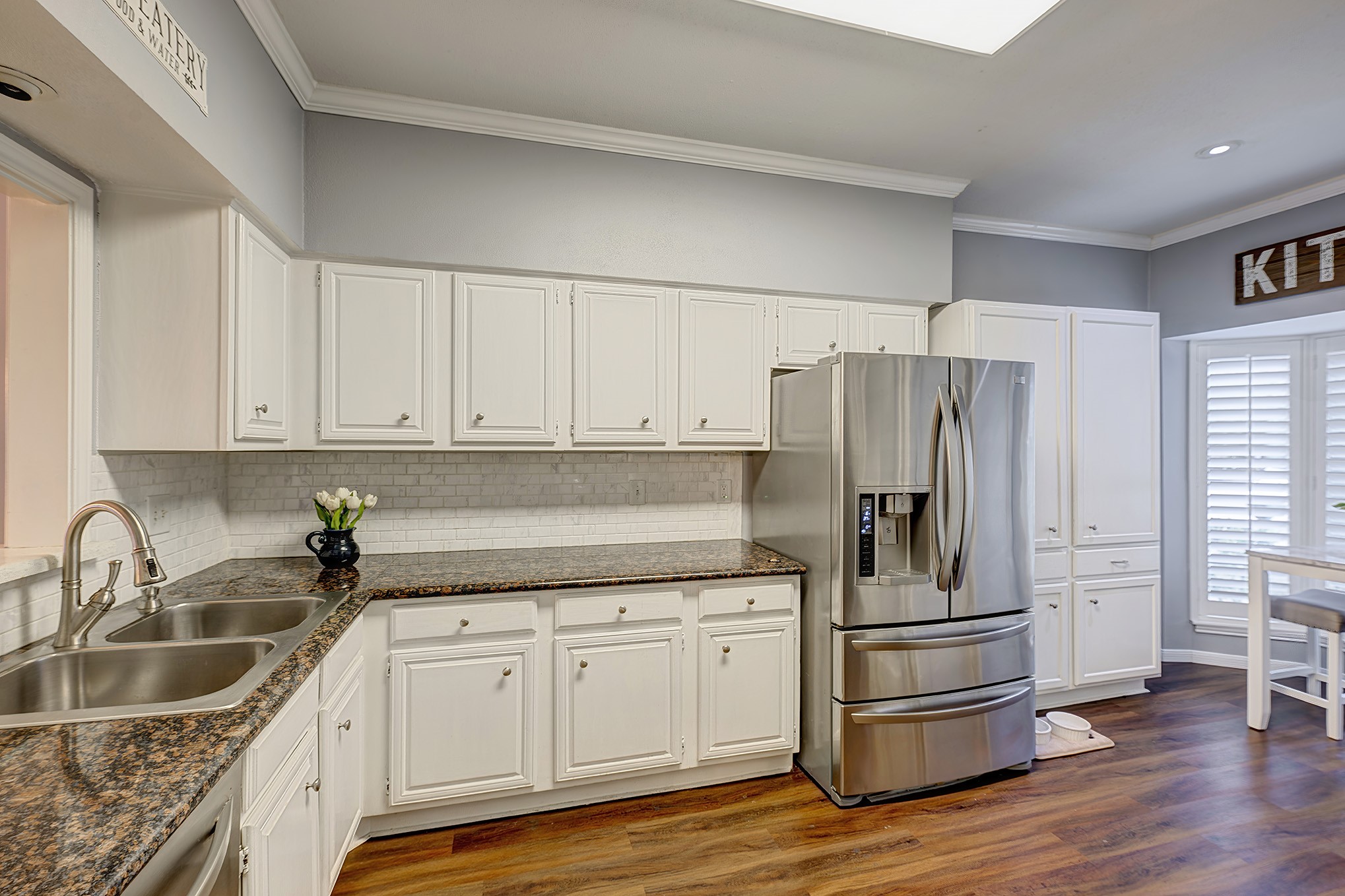 Take note of the expansive dimensions of the kitchen, complete with personalized cabinetry and a designated area for enjoying breakfast. Its level of detail and intricacy is truly impressive.