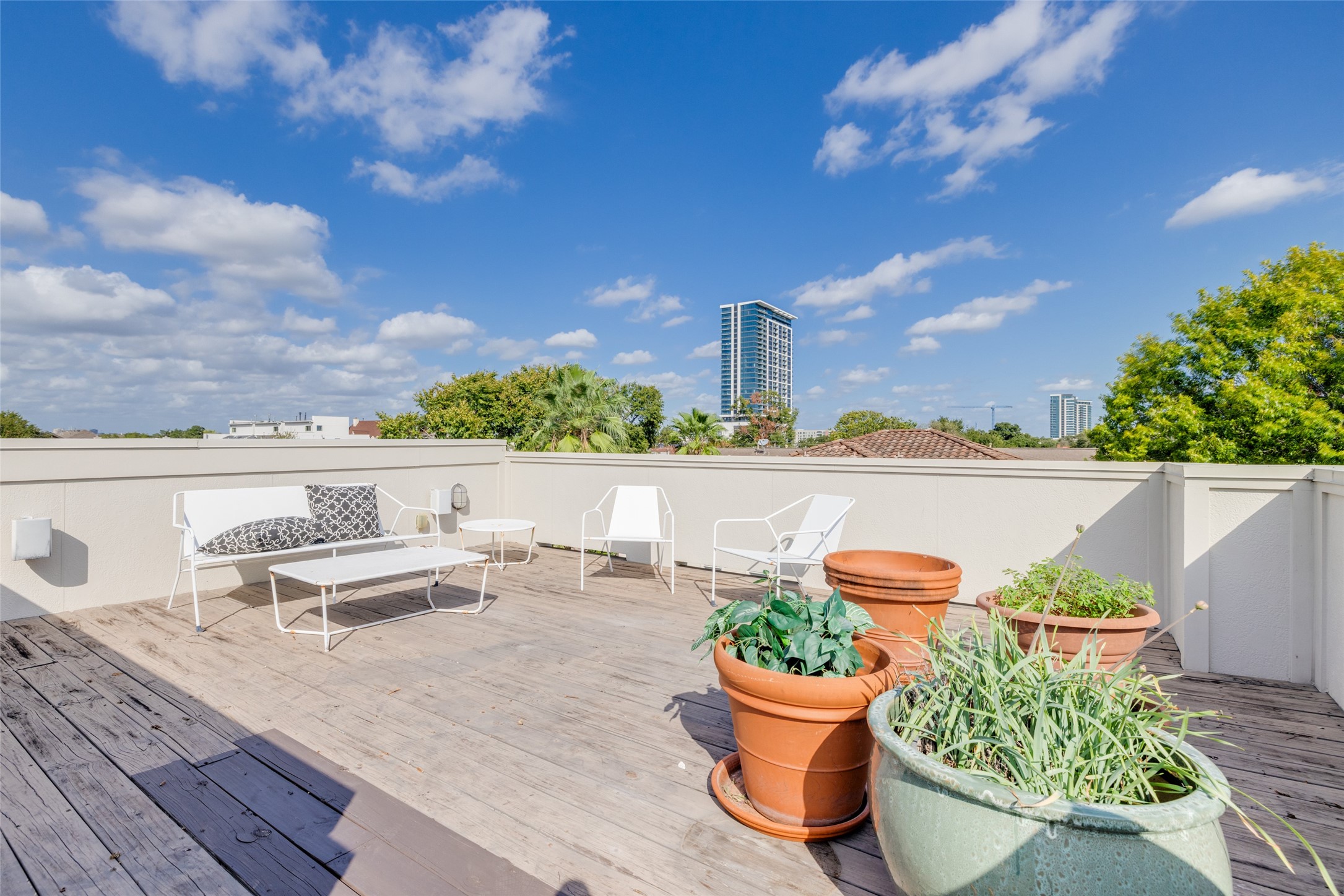 Enjoy the wonderful panoramic views of Houston in this peaceful huge rooftop terrace, gas & water connections, decorative lighting, wood deck replaced 2017